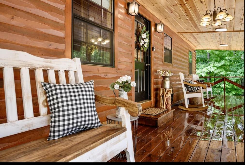 Hotel Cozy Cabin, 3br, Hot Tub, Playset, And Lot Of Amenities. Near Everything!!!!