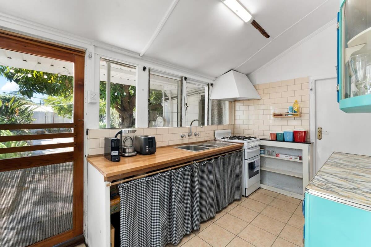 City Fringe Vintage Charm: 2BR Retreat - Bowden