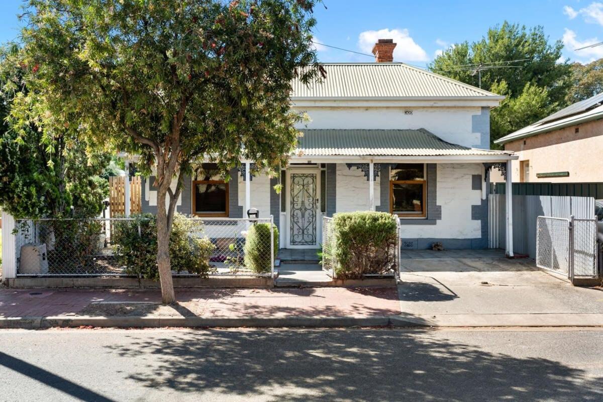 City Fringe Vintage Charm: 2BR Retreat - Bowden