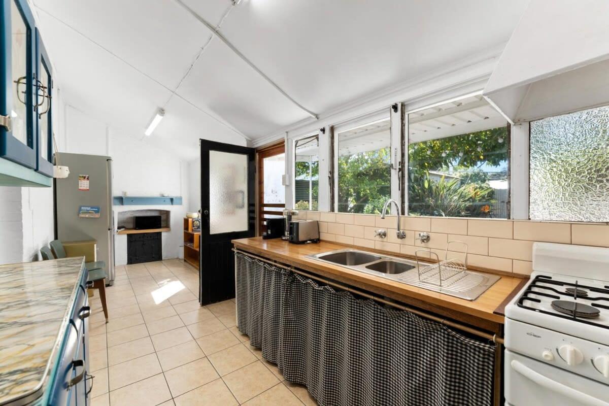 City Fringe Vintage Charm: 2BR Retreat - Bowden