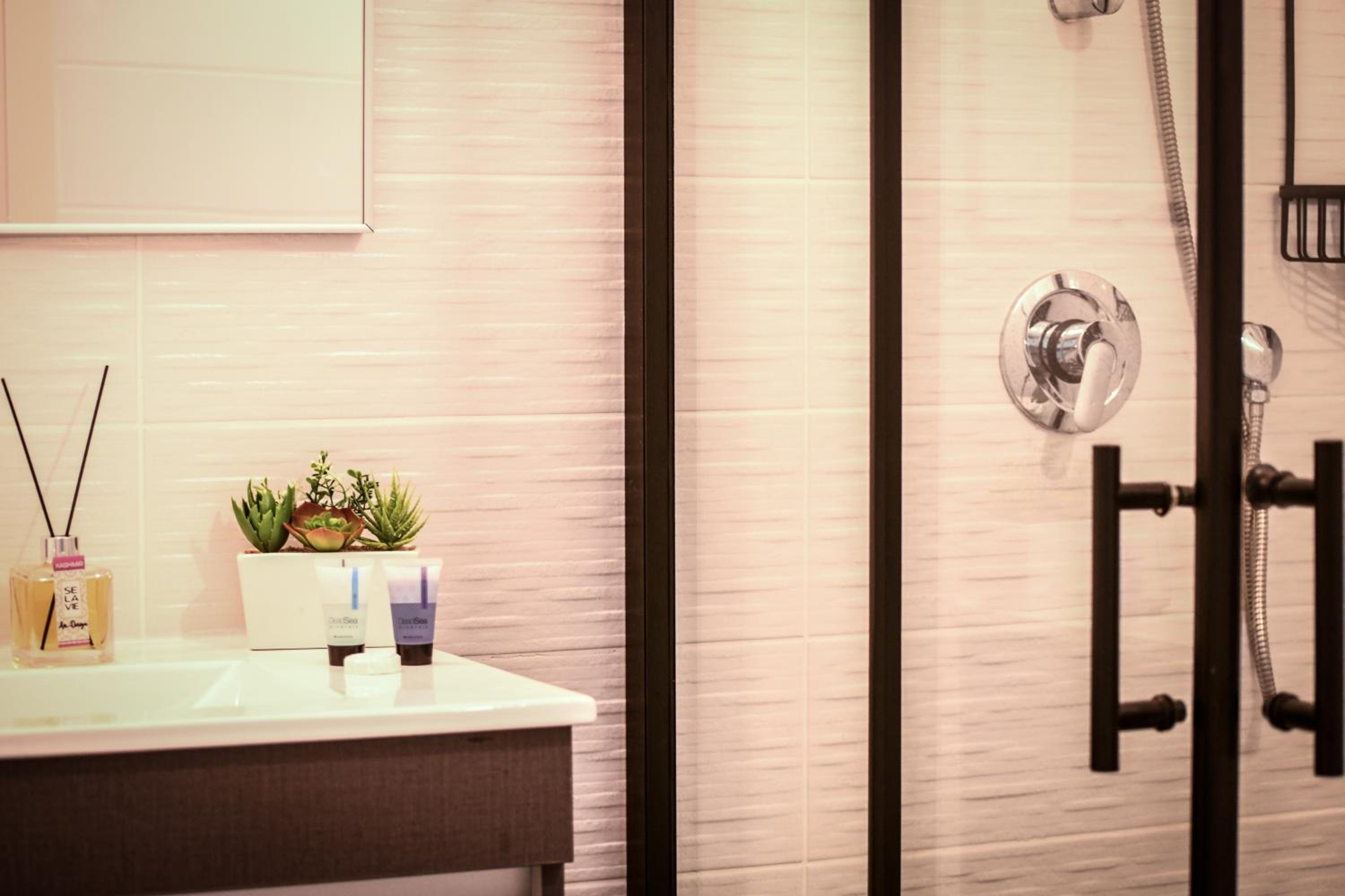 Bright & Modern Apartment in Haifa Down Town by Sea N' Rent view 3