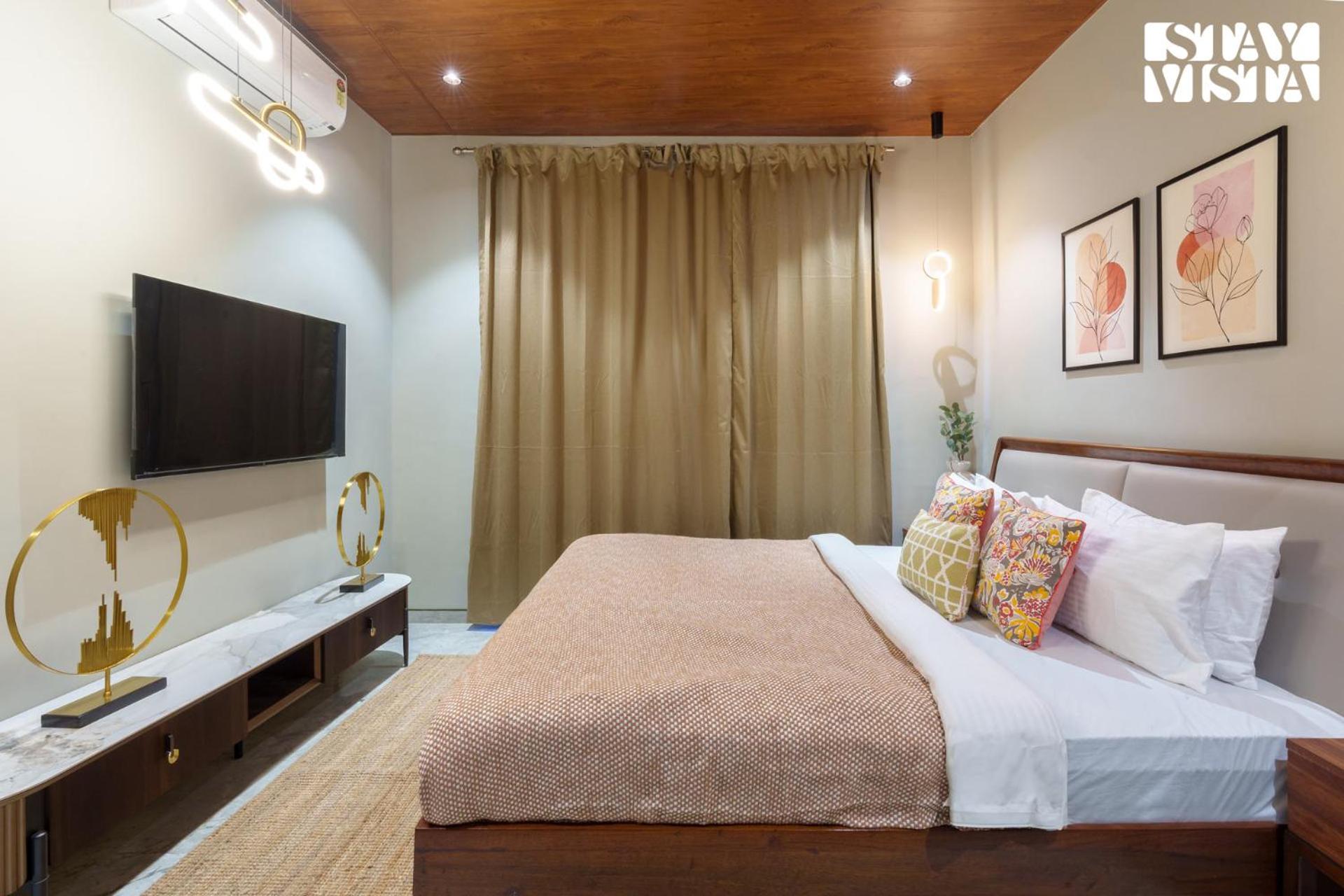 StayVista's Esperanza - Mountain-Side Retreat with Infinity Pool, Gazebo & Indoor-Outdoor Activities
