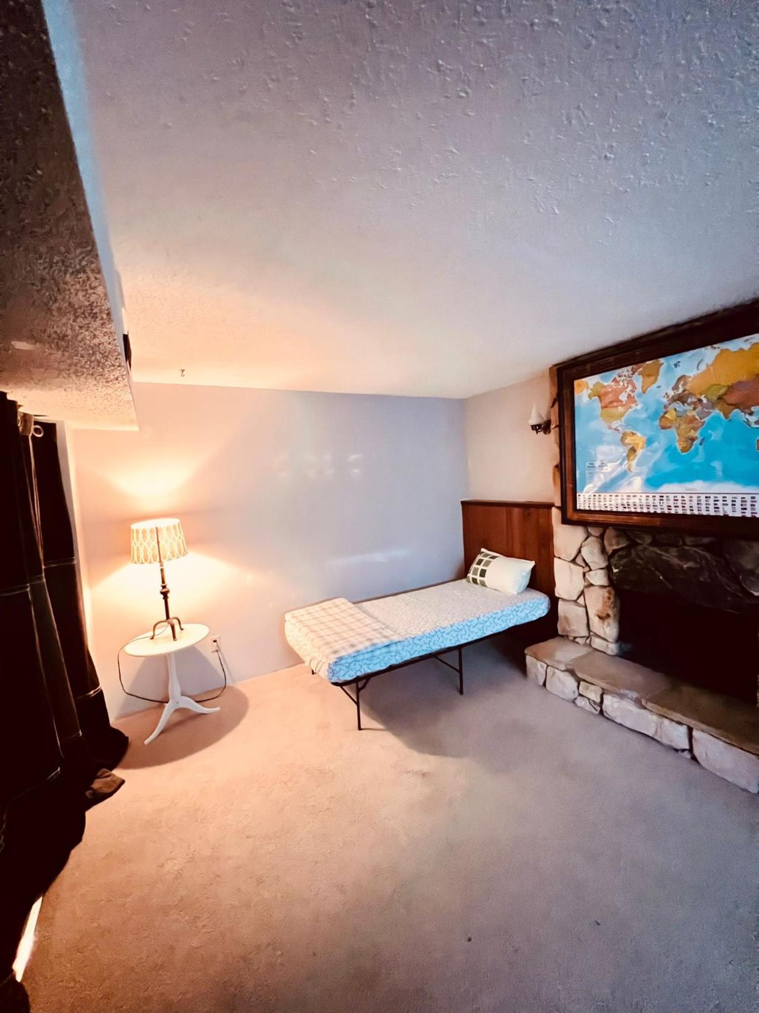 Cozy Carpeted Private shared room with Fireplace
