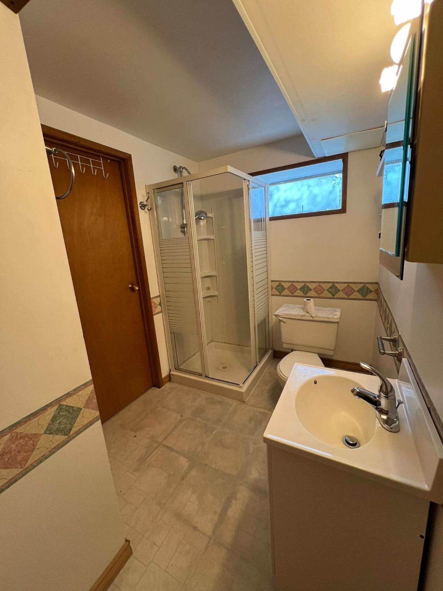 Cozy Carpeted Private shared room with Fireplace