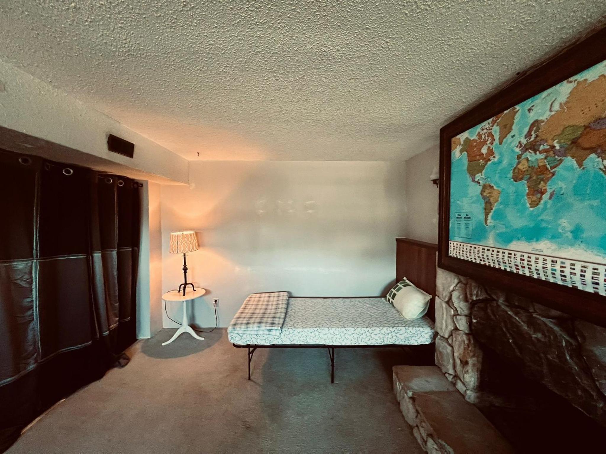 Cozy Carpeted Private shared room with Fireplace