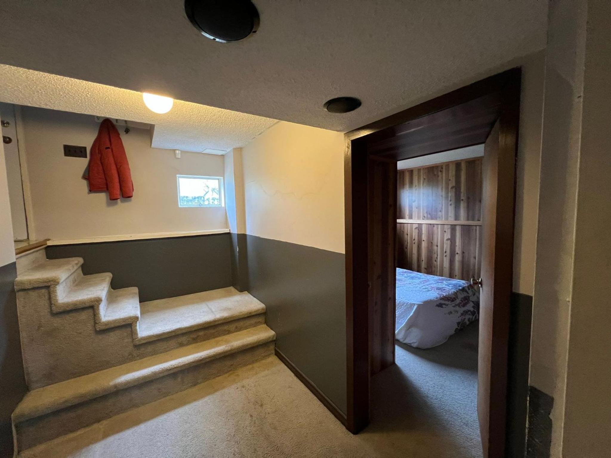 Cozy Carpeted Private shared room with Fireplace