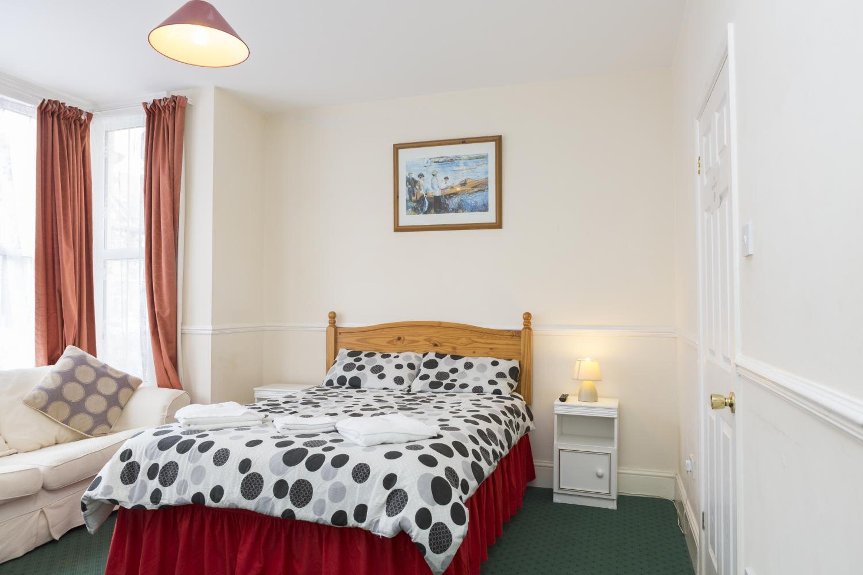 Southend Guest House - Close to Beach, Train Station & Southend Airport view 4