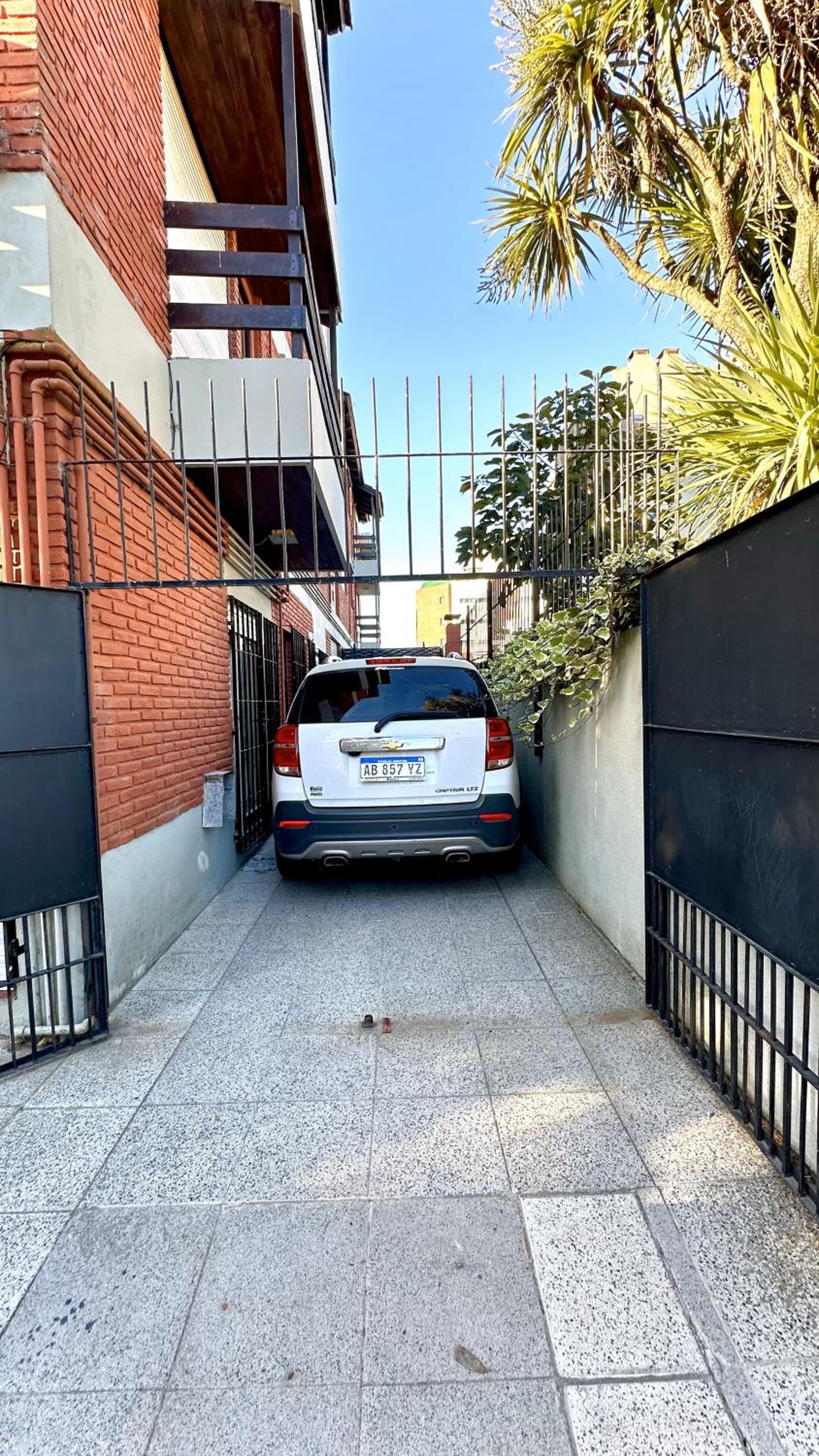 Cálido dpto de 2 ambientes con parrilla y cochera en zona residencial de Punta Mogotes