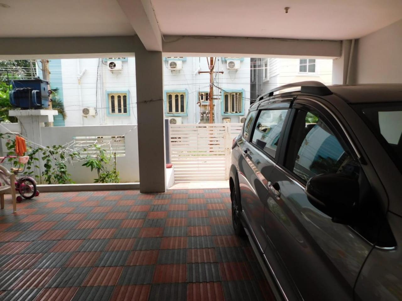 Premium 2BHK-Gachibowli -Walk to AIG Microsoft DLF view 3