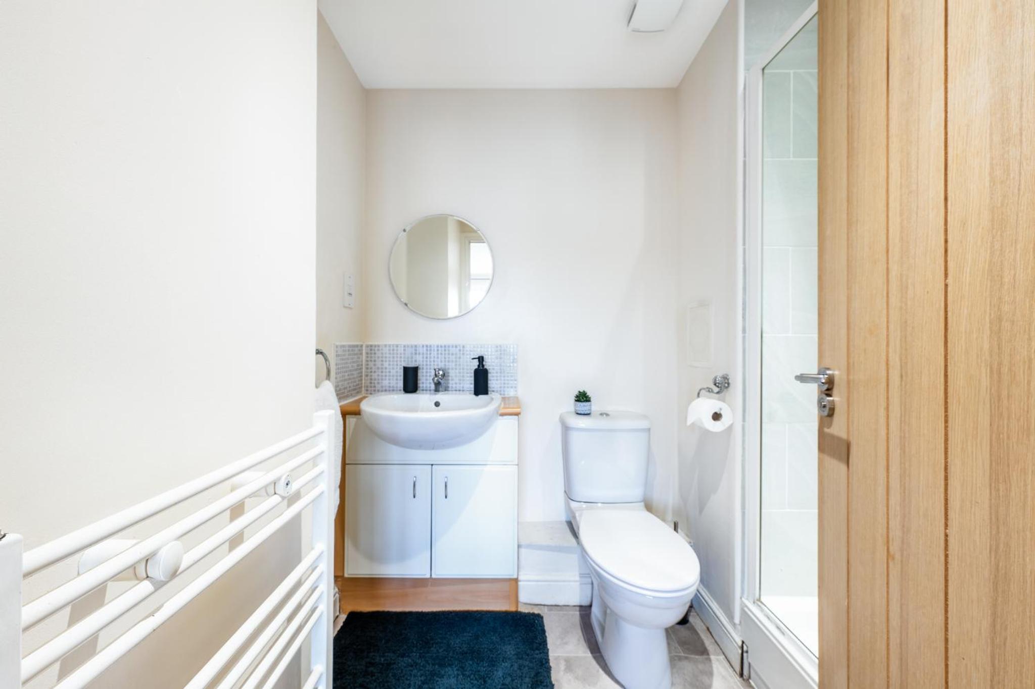 2 Bed Apartment in Hatfield - Balcony - Free Gated Parking - Perfect for Long Stay Contractors view 5
