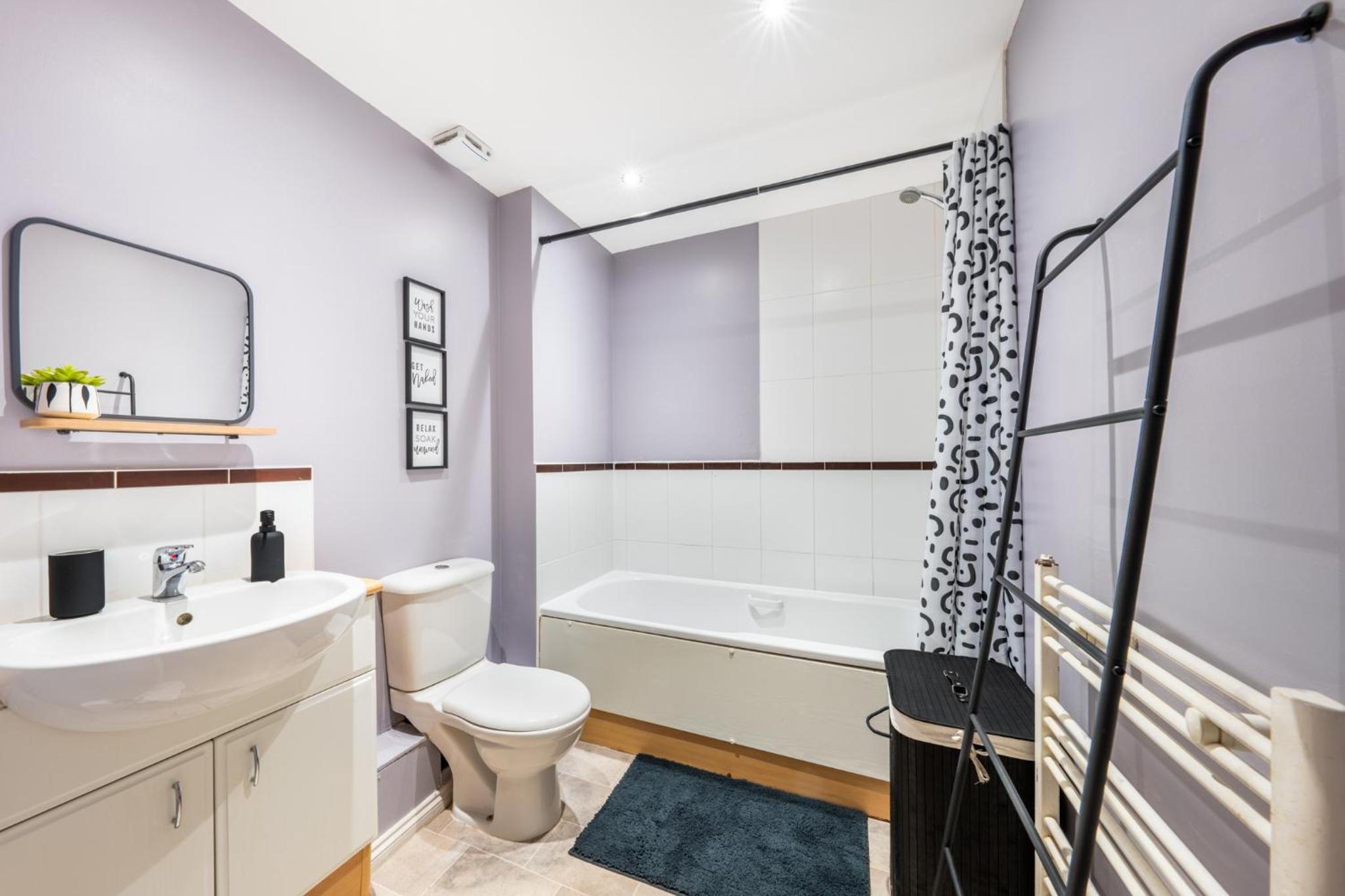 2 Bed Apartment in Hatfield - Balcony - Free Gated Parking - Perfect for Long Stay Contractors view 4