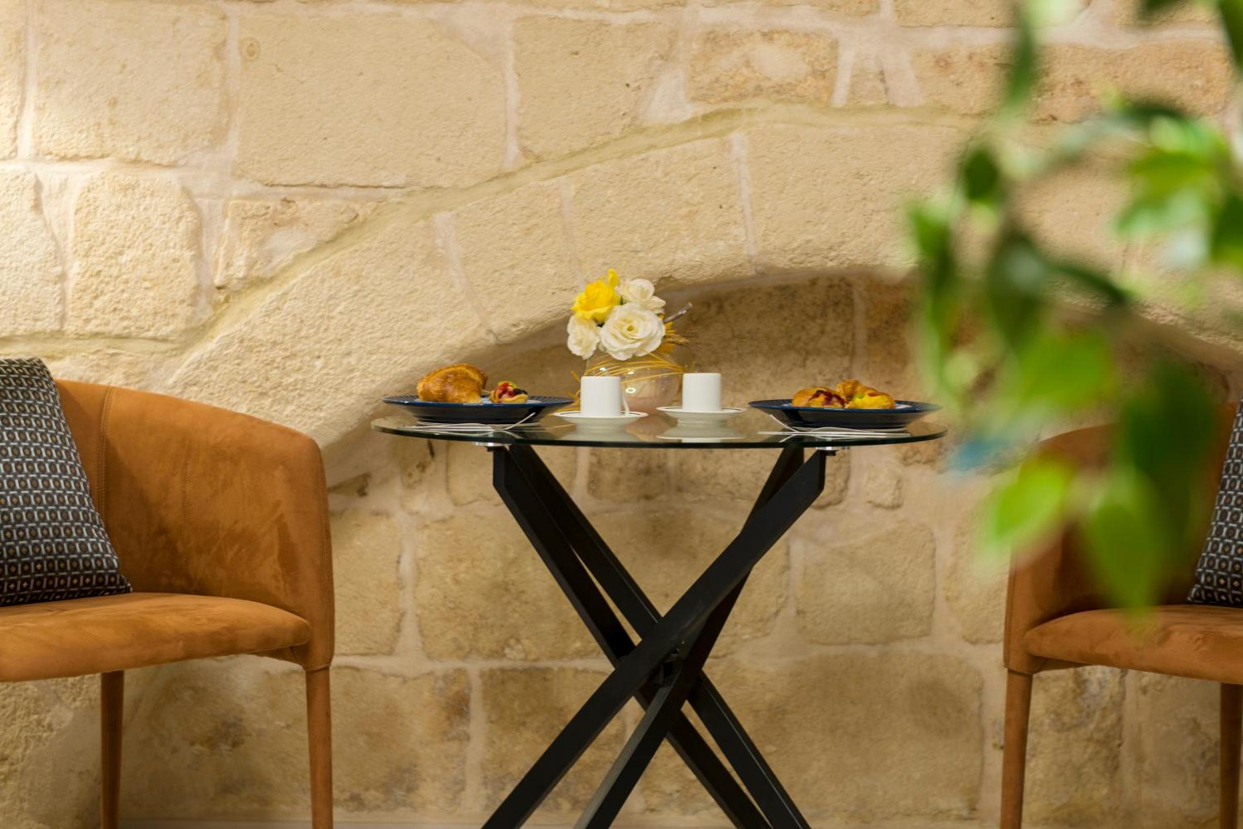 Hotel Cosmo Suite - Image 1