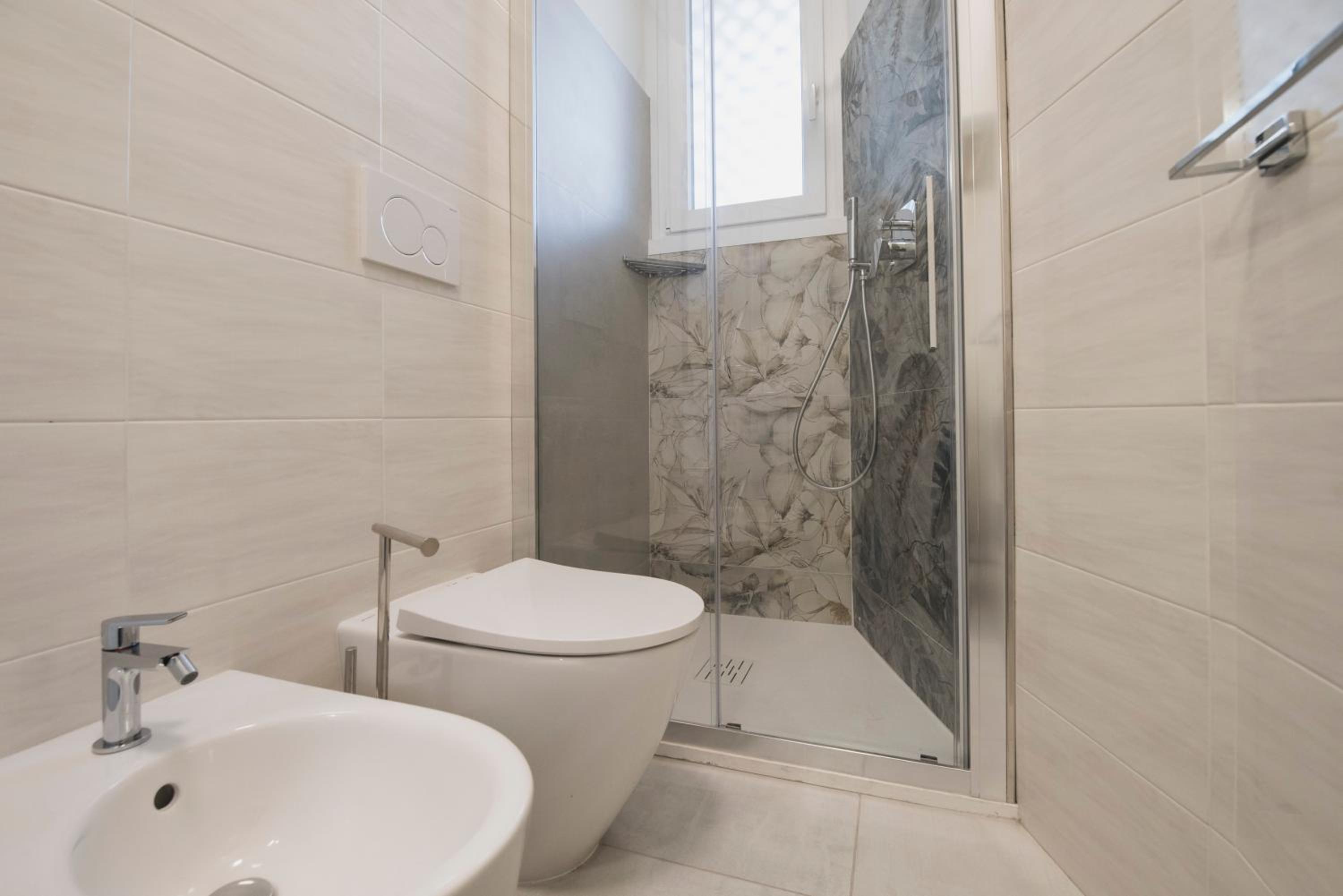 Lucy's House en Rho — bathroom