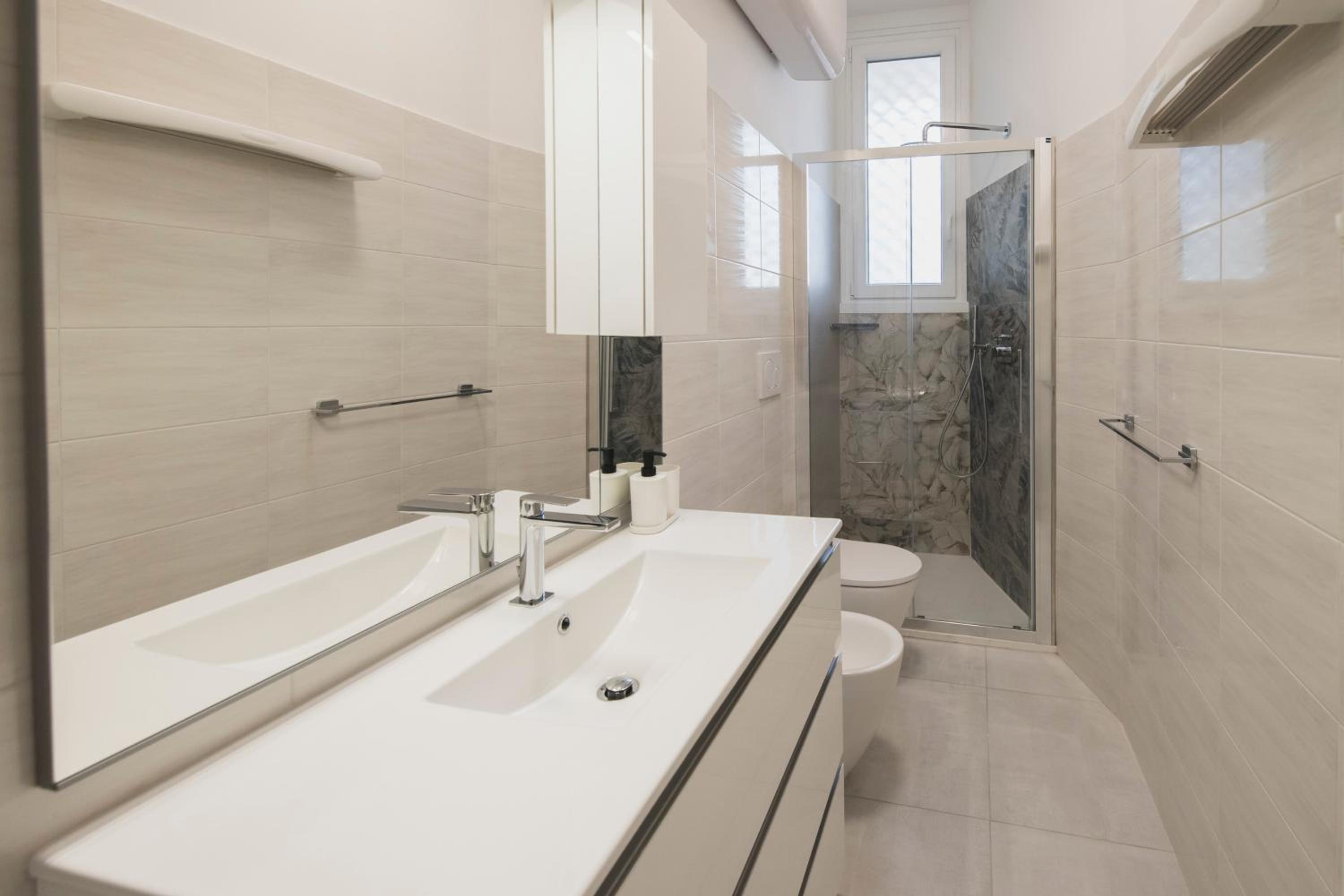 Lucy's House en Rho — bathroom
