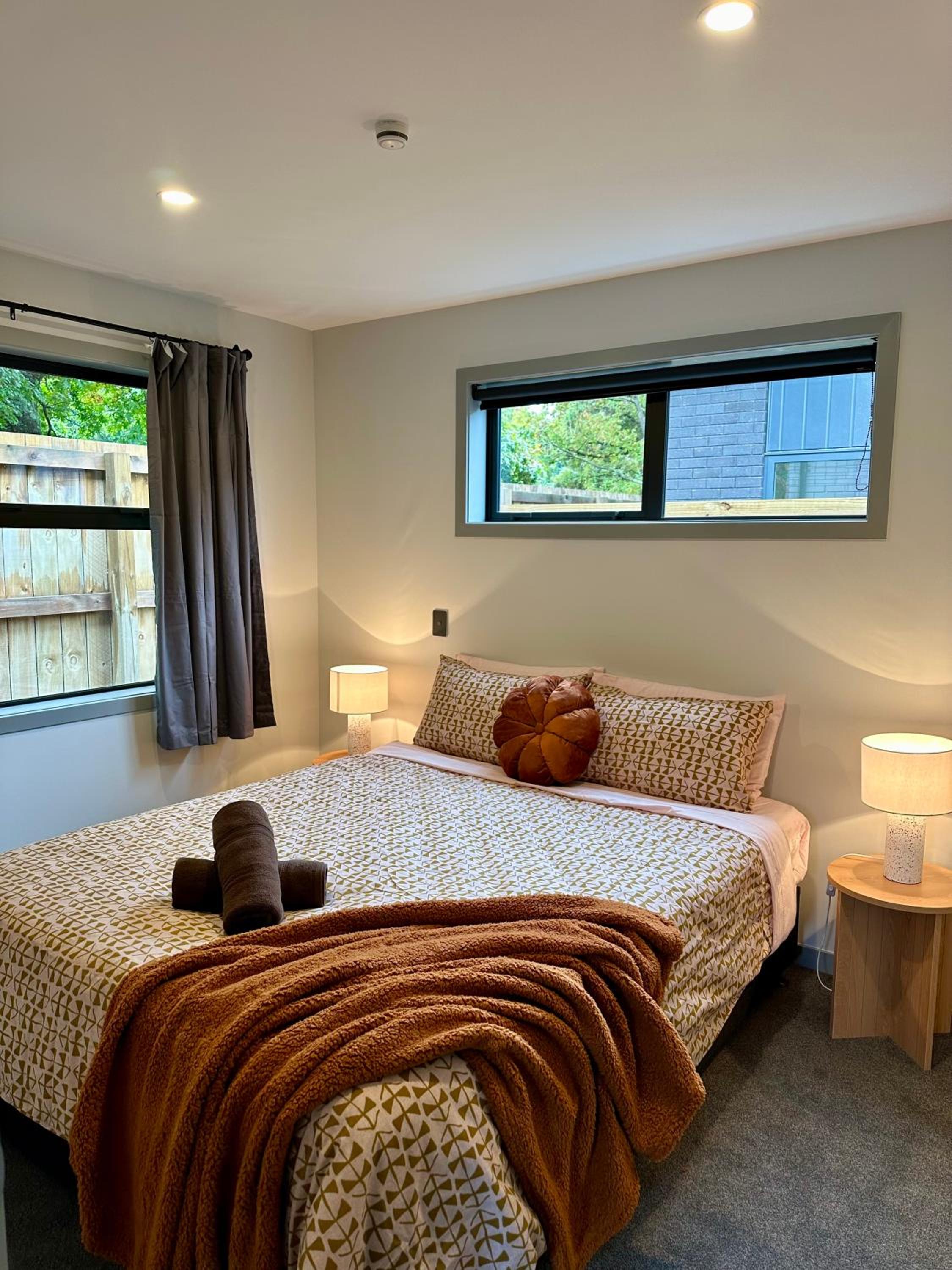 SunnySide Getaway- Brand New & Central view 5