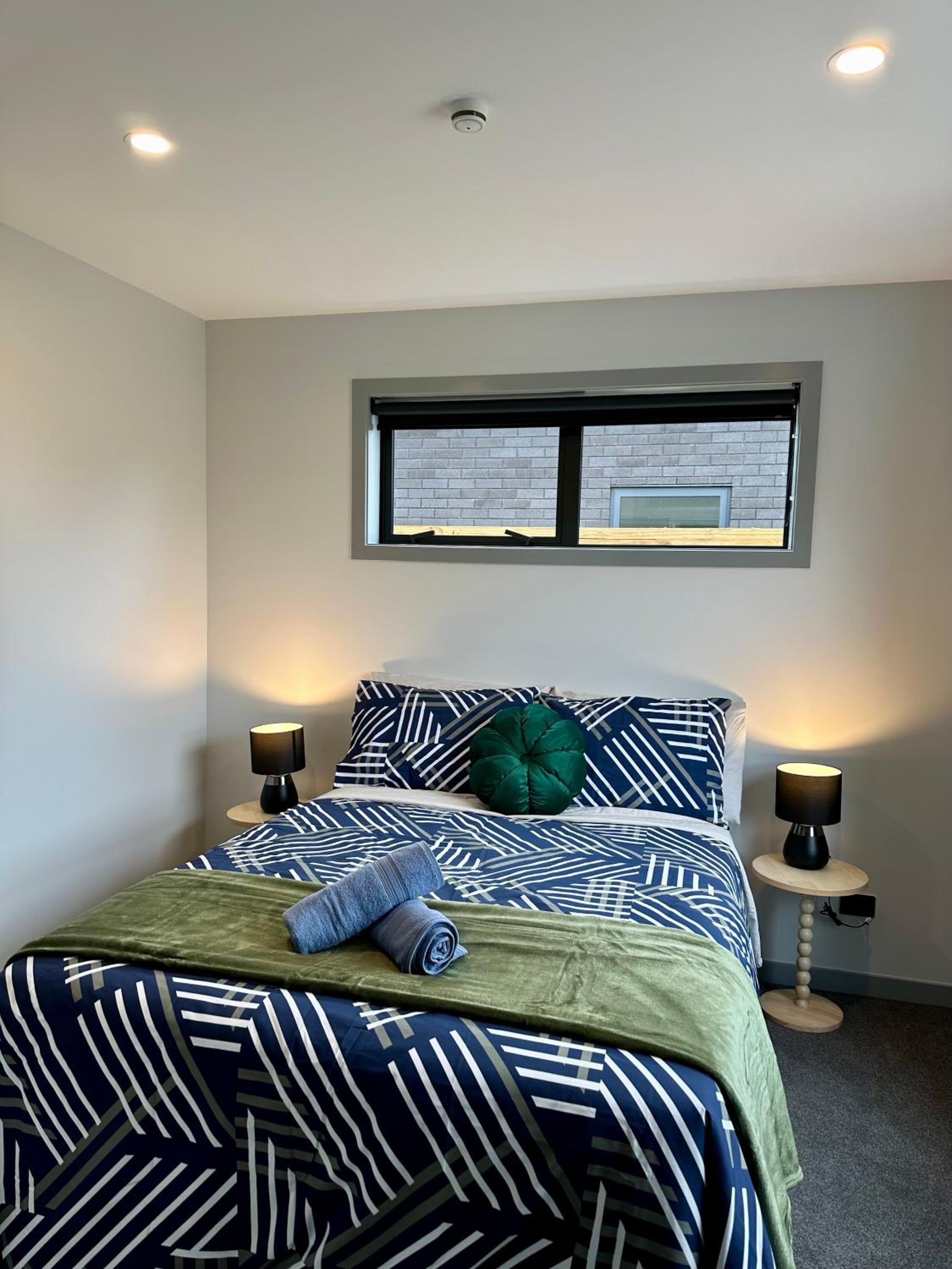 SunnySide Getaway- Brand New & Central view 4