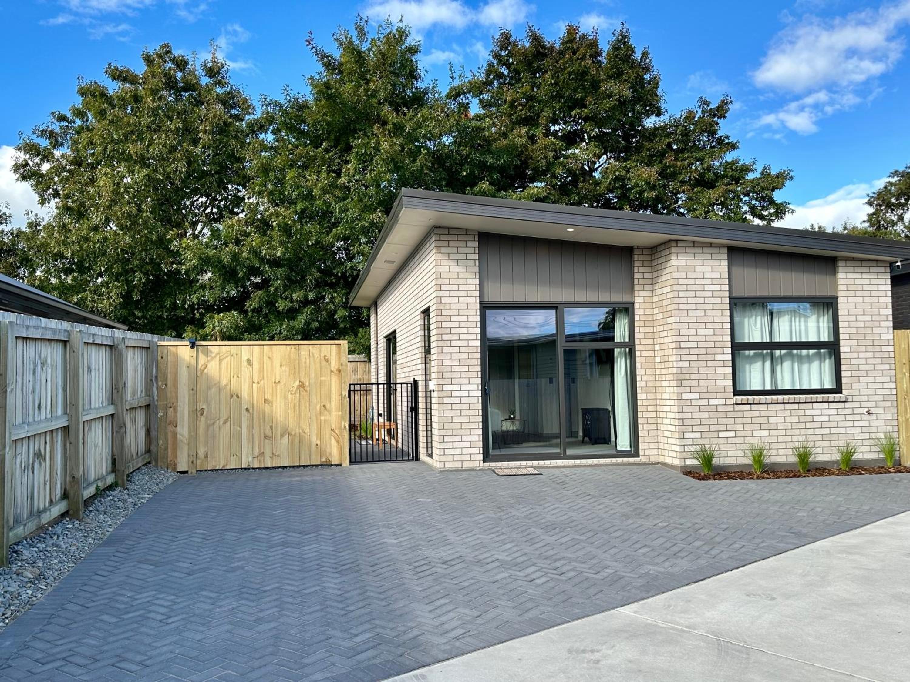 SunnySide Getaway- Brand New & Central view 3