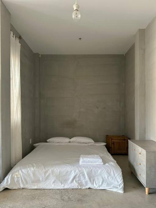 Spacious loft in foodie area
