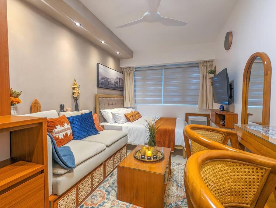 Bright & Stylish Studio Condo in Commonwealth, UP Diliman view 4