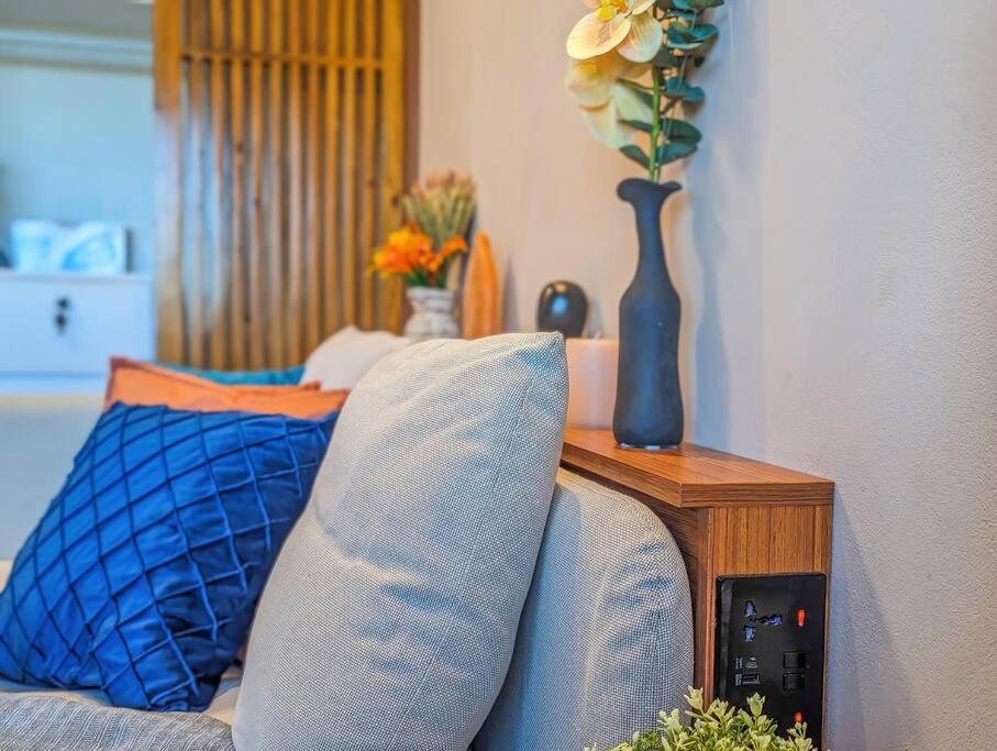 Bright & Stylish Studio Condo in Commonwealth, UP Diliman view 2