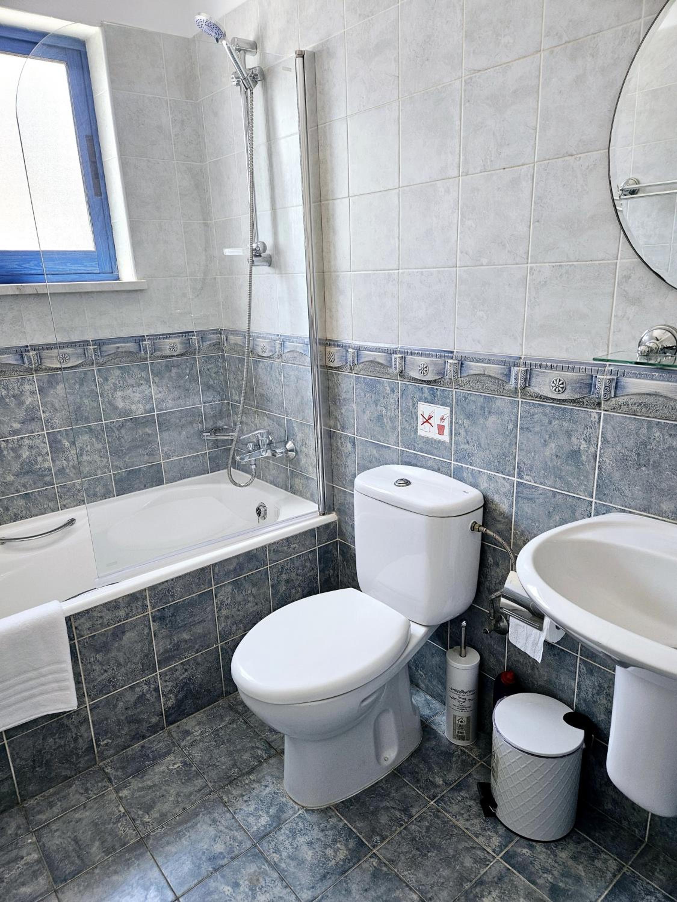 Marina Gardens, delightful 2 bedroom apartment