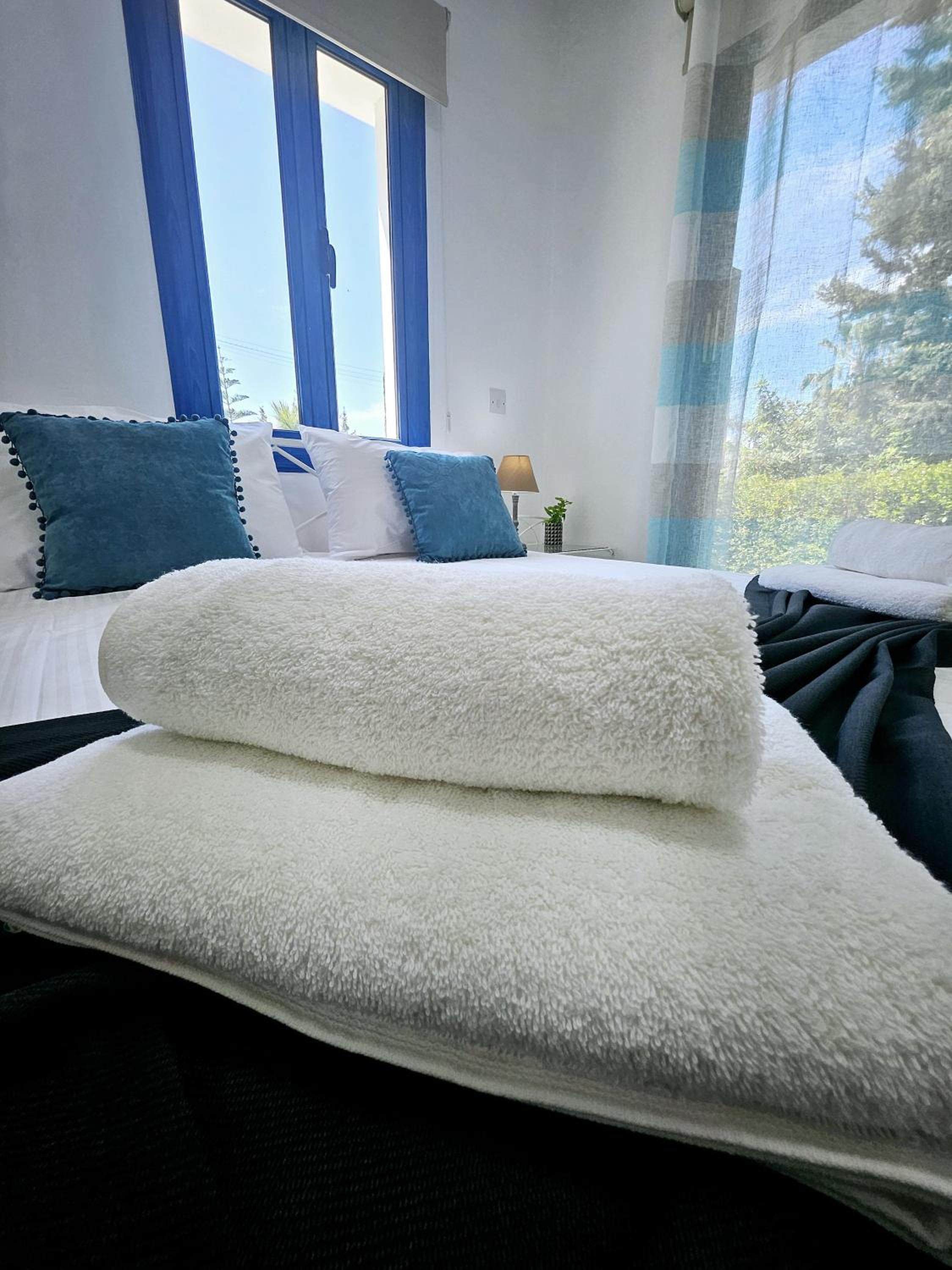 Marina Gardens, delightful 2 bedroom apartment
