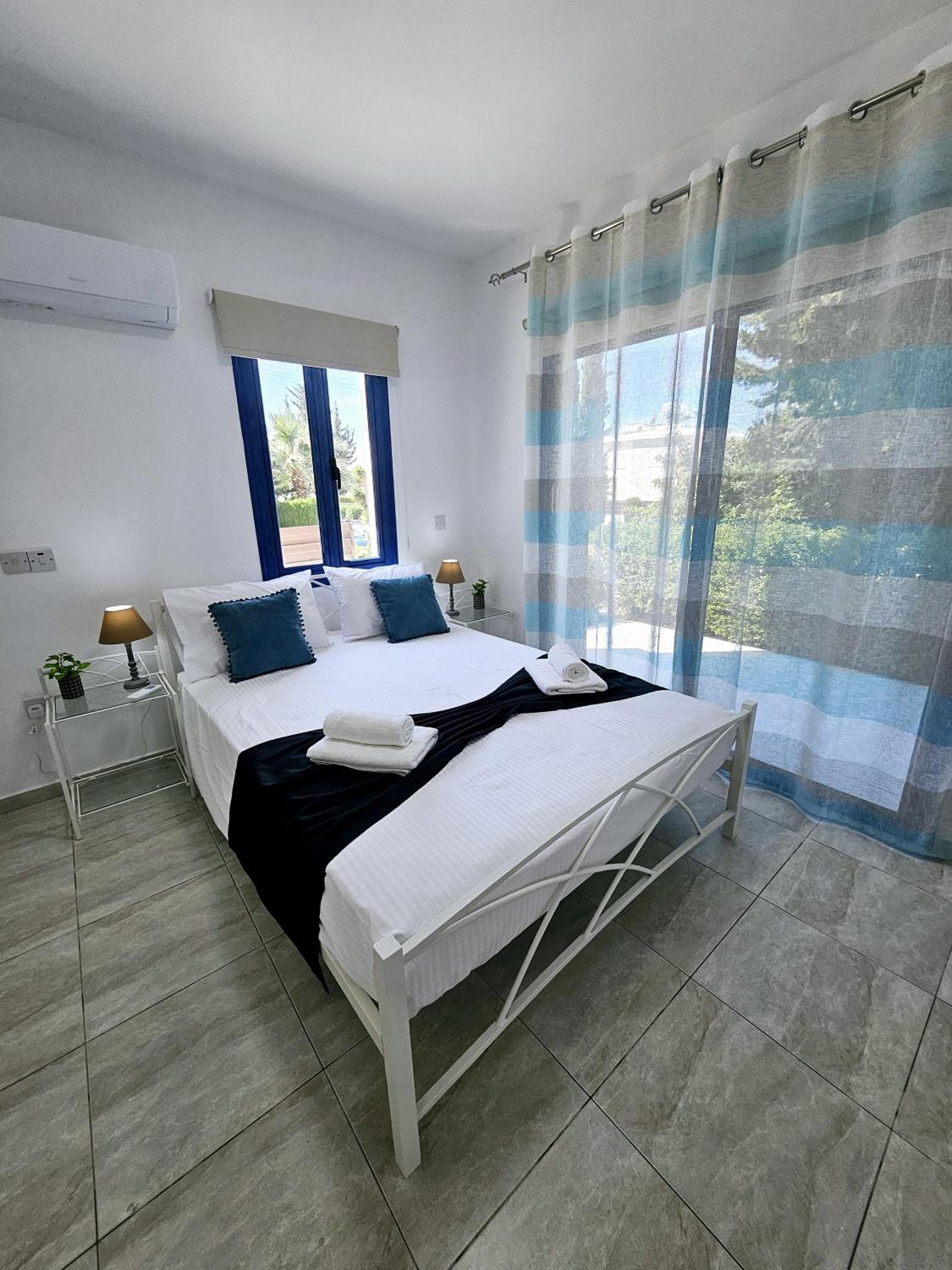 Marina Gardens, delightful 2 bedroom apartment