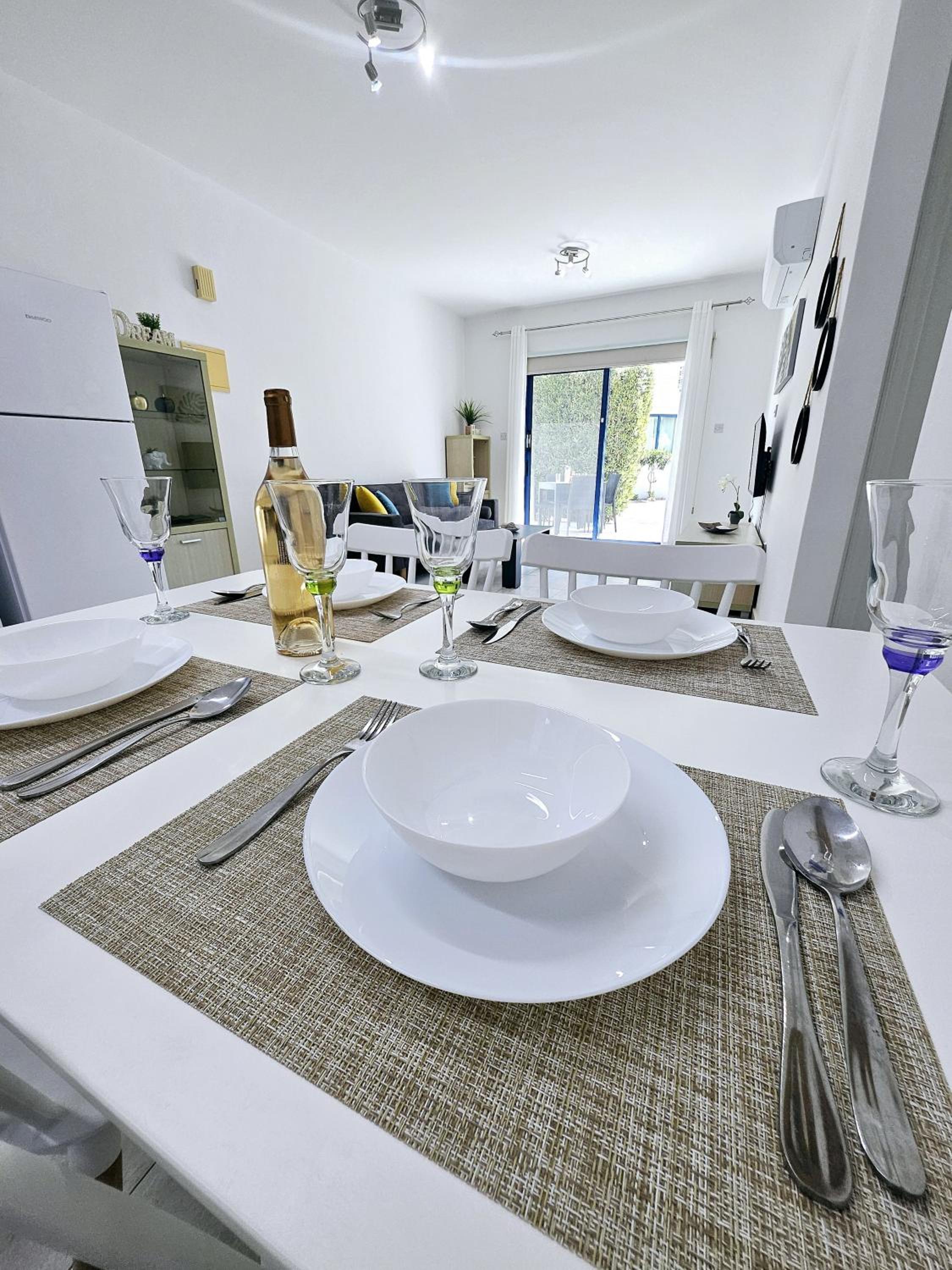 Marina Gardens, delightful 2 bedroom apartment