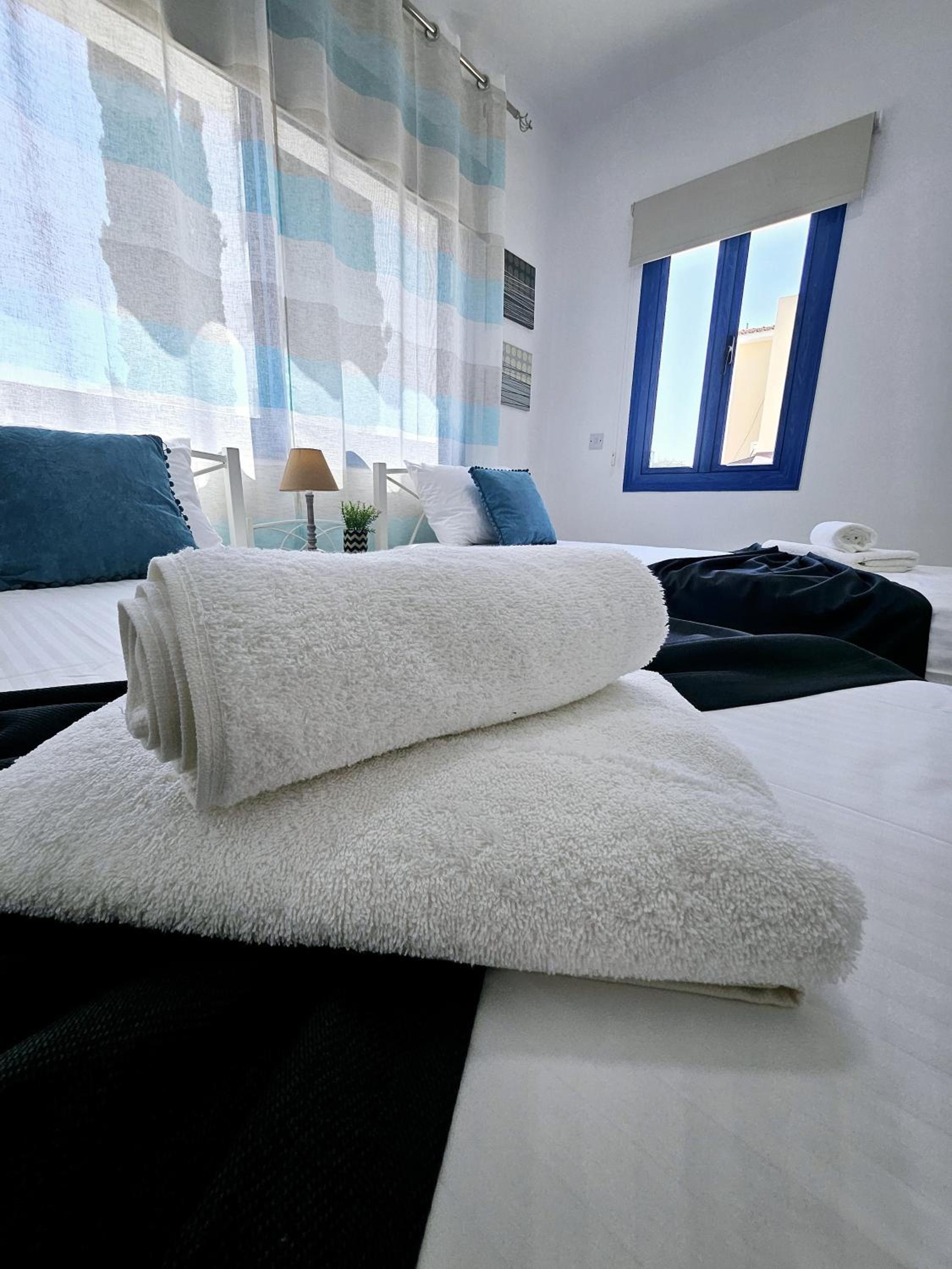 Marina Gardens, delightful 2 bedroom apartment