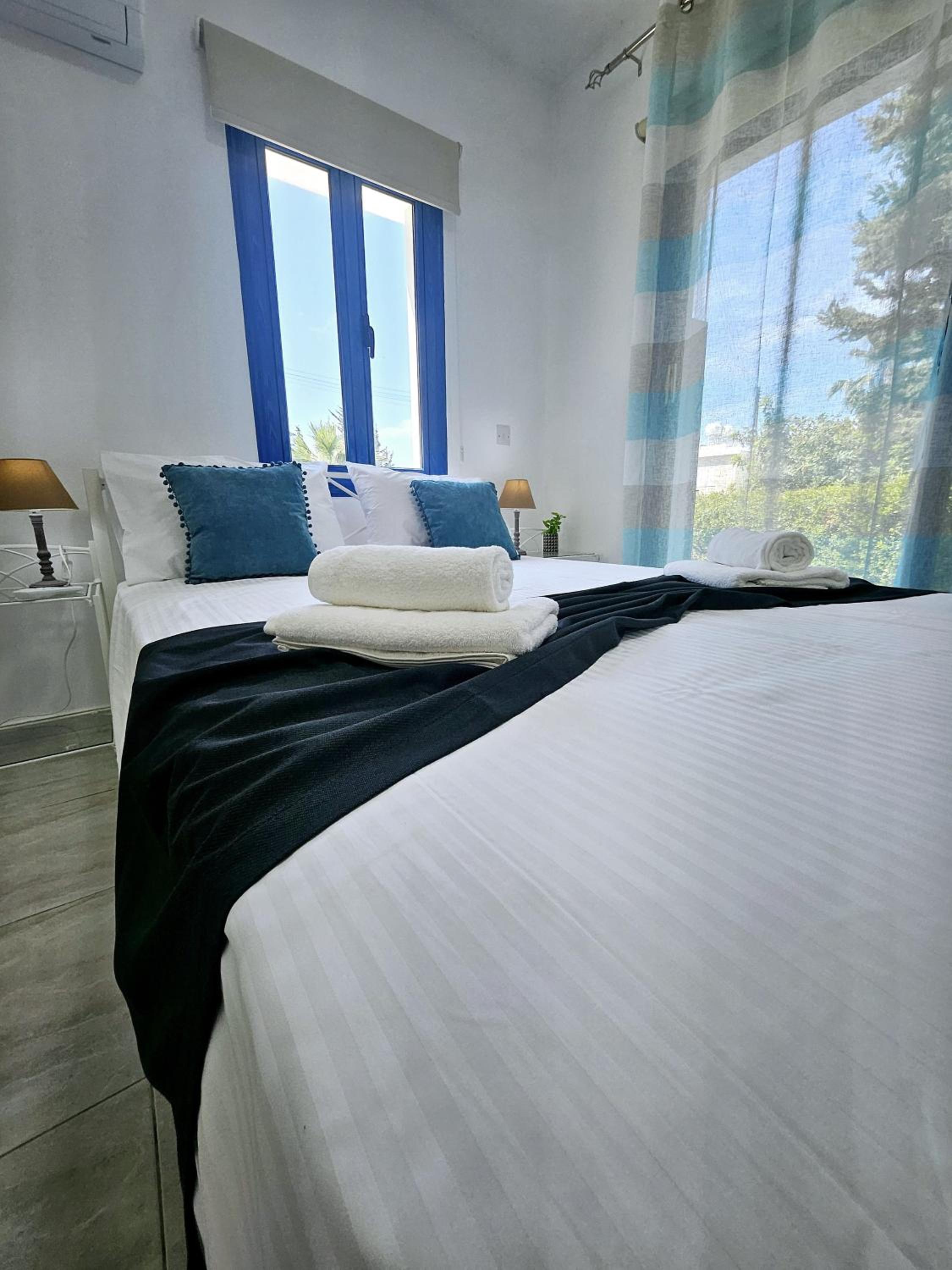 Marina Gardens, delightful 2 bedroom apartment