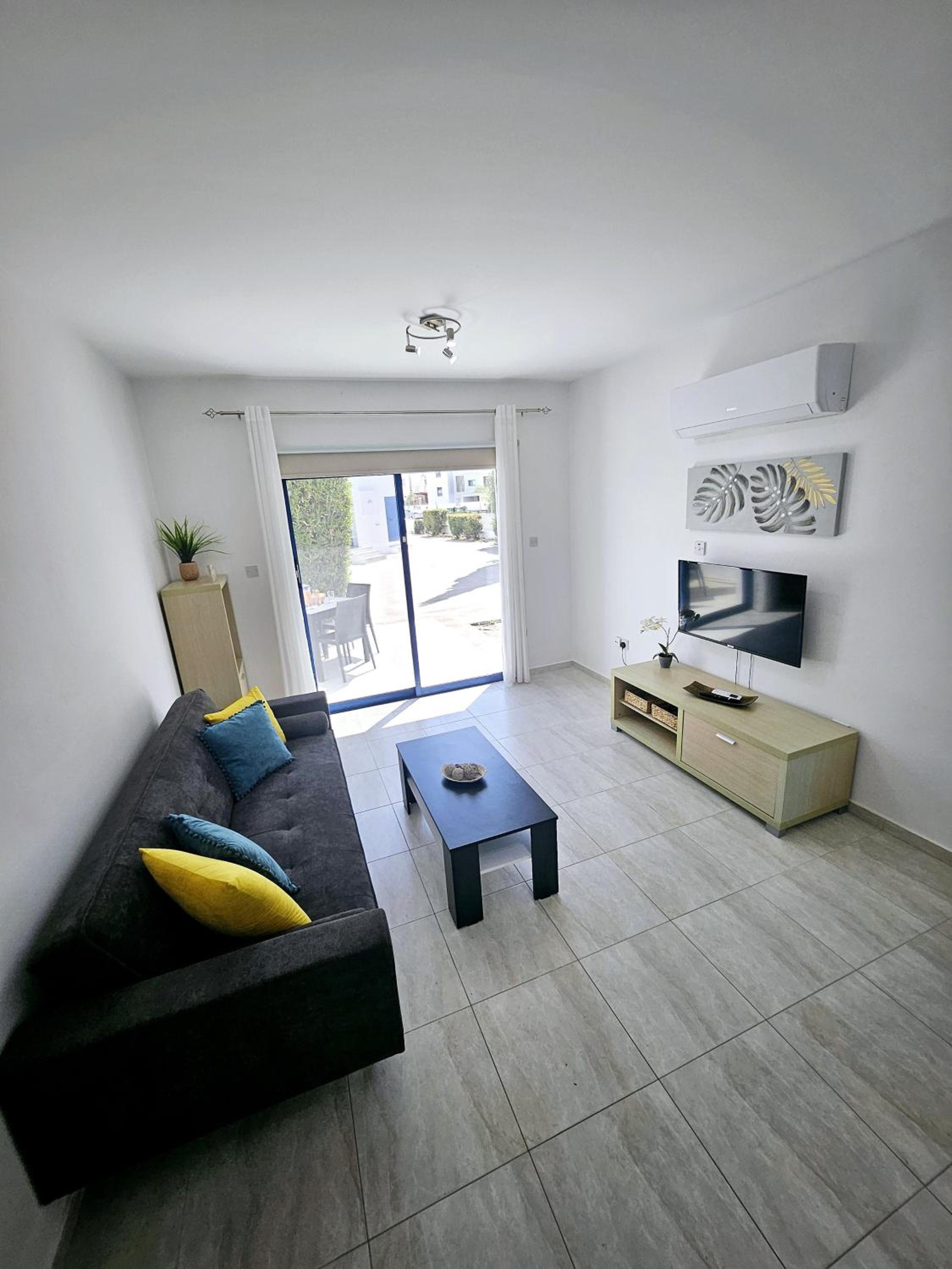 Marina Gardens, delightful 2 bedroom apartment