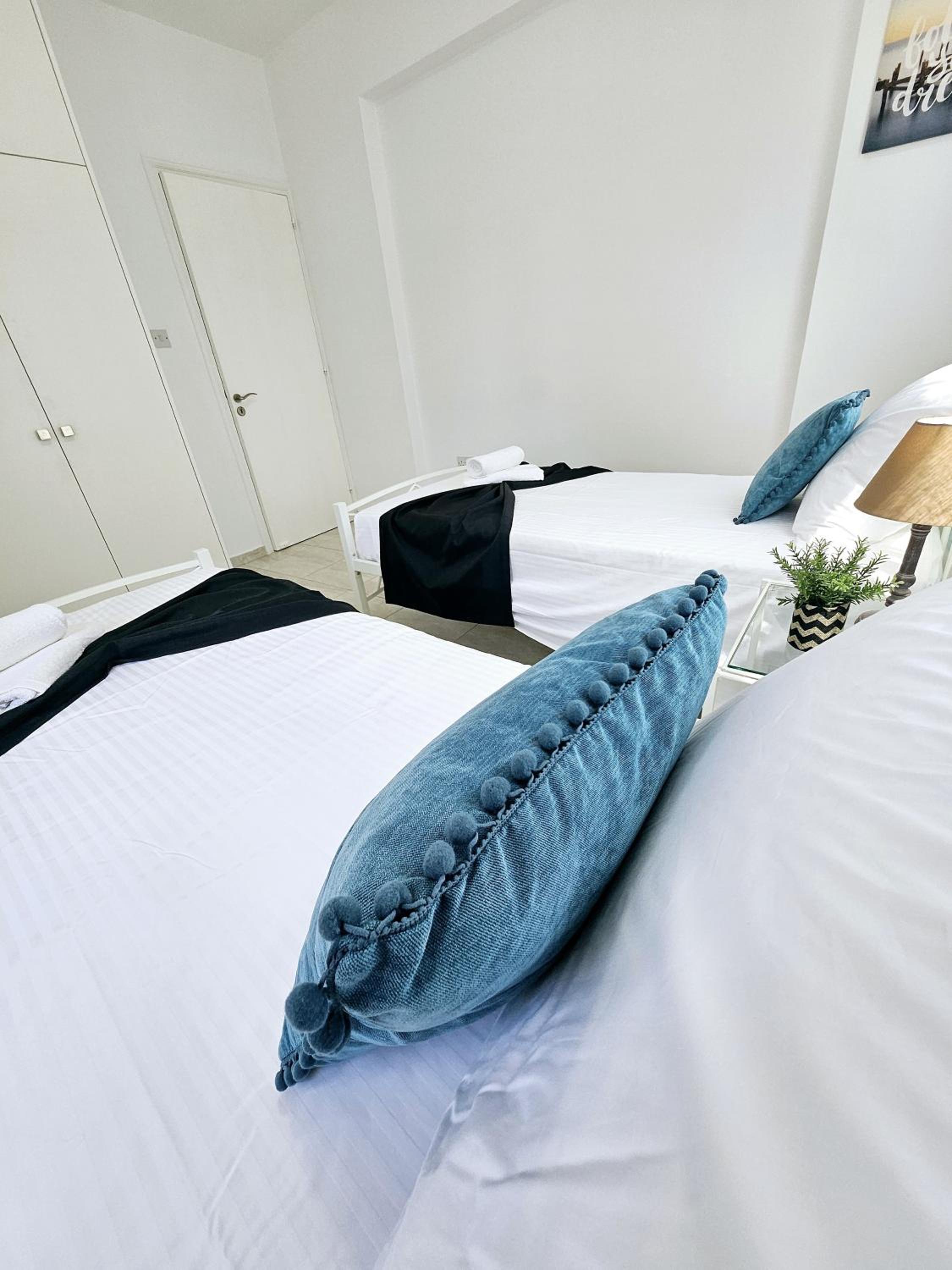 Marina Gardens, delightful 2 bedroom apartment