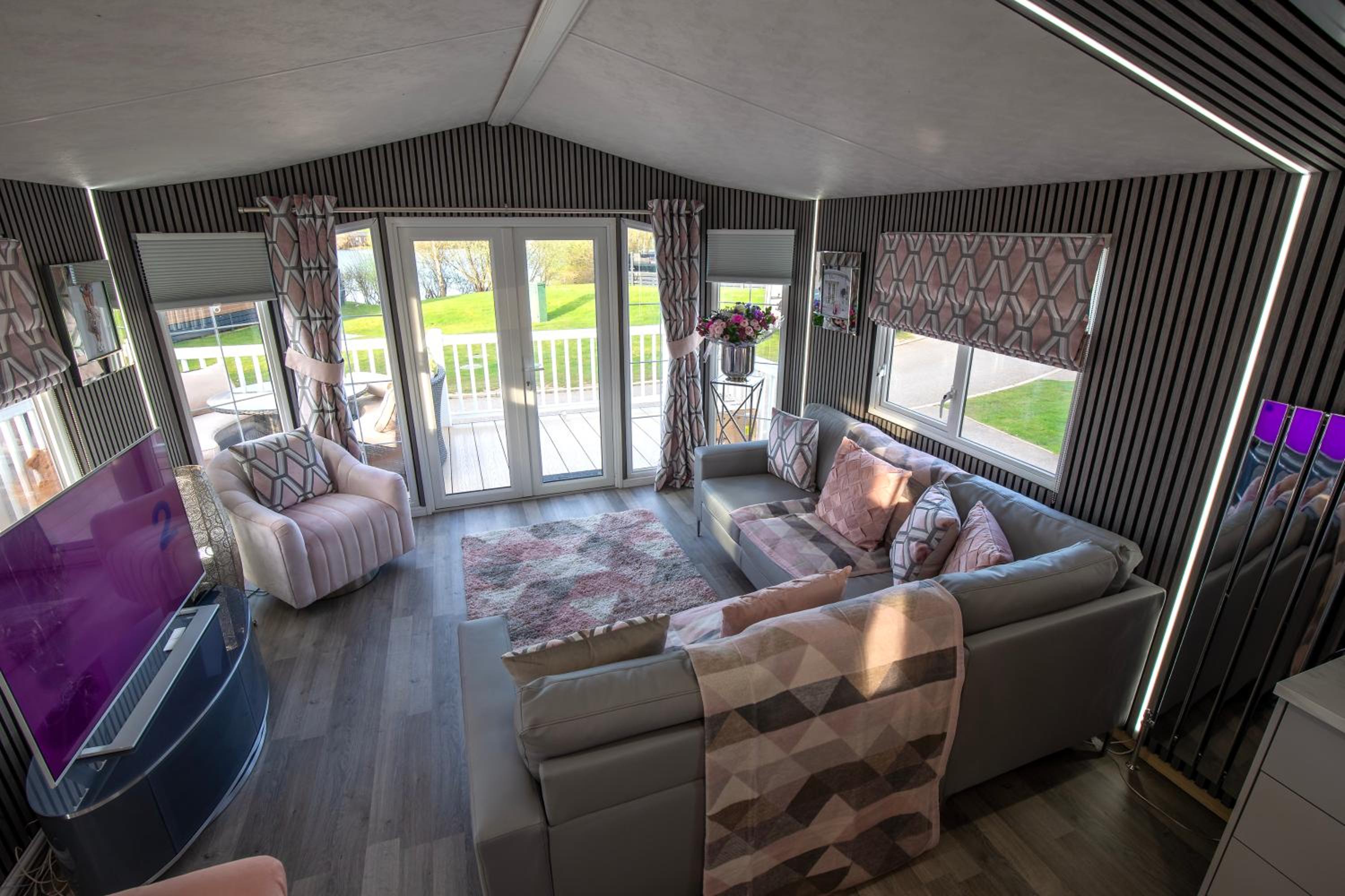 Tattershall VIP Retreat - Hot tub, stunning lakeside views, newly refurbished to an amazing 5 star standard view 3