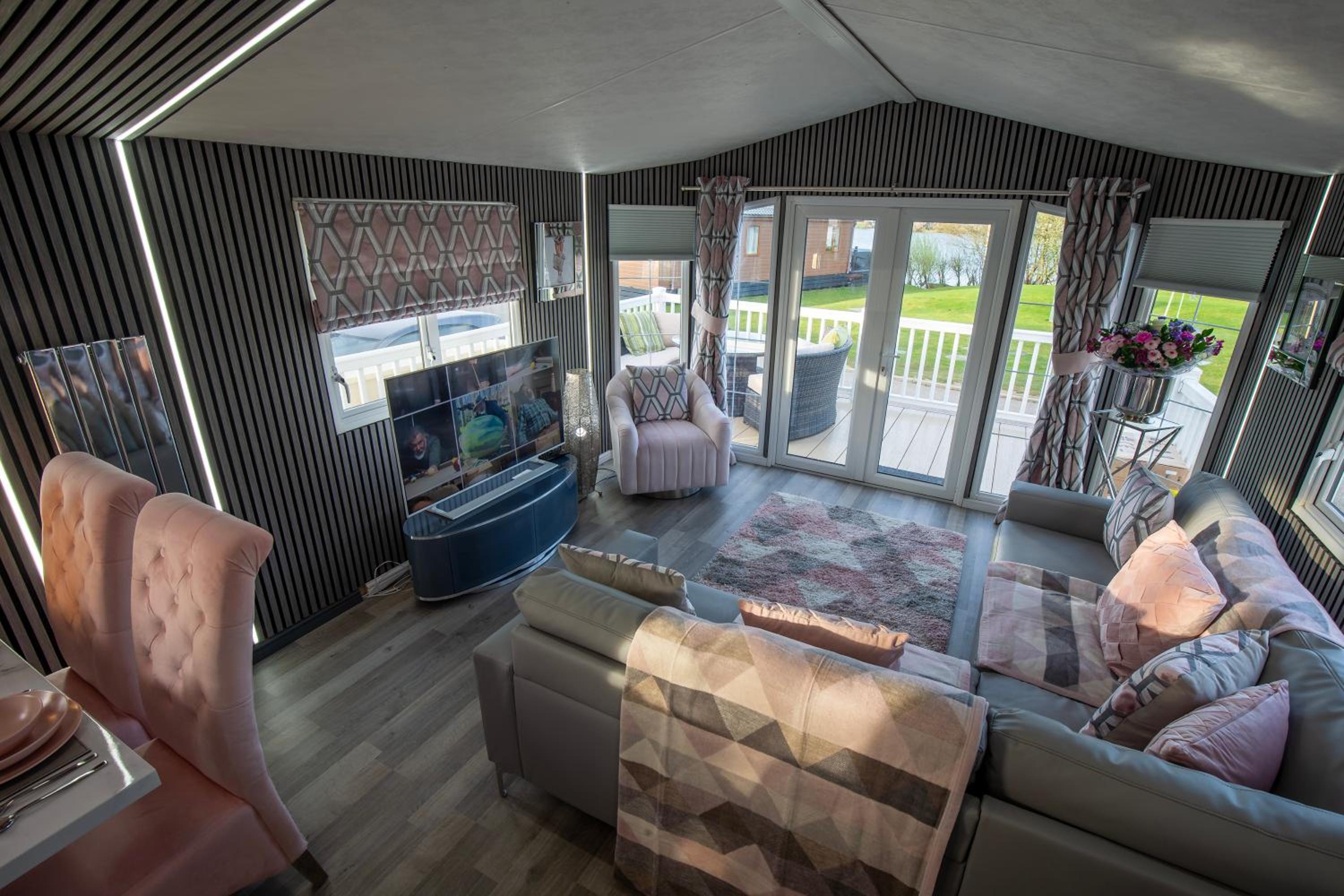 Tattershall VIP Retreat - Hot tub, stunning lakeside views, newly refurbished to an amazing 5 star standard view 4