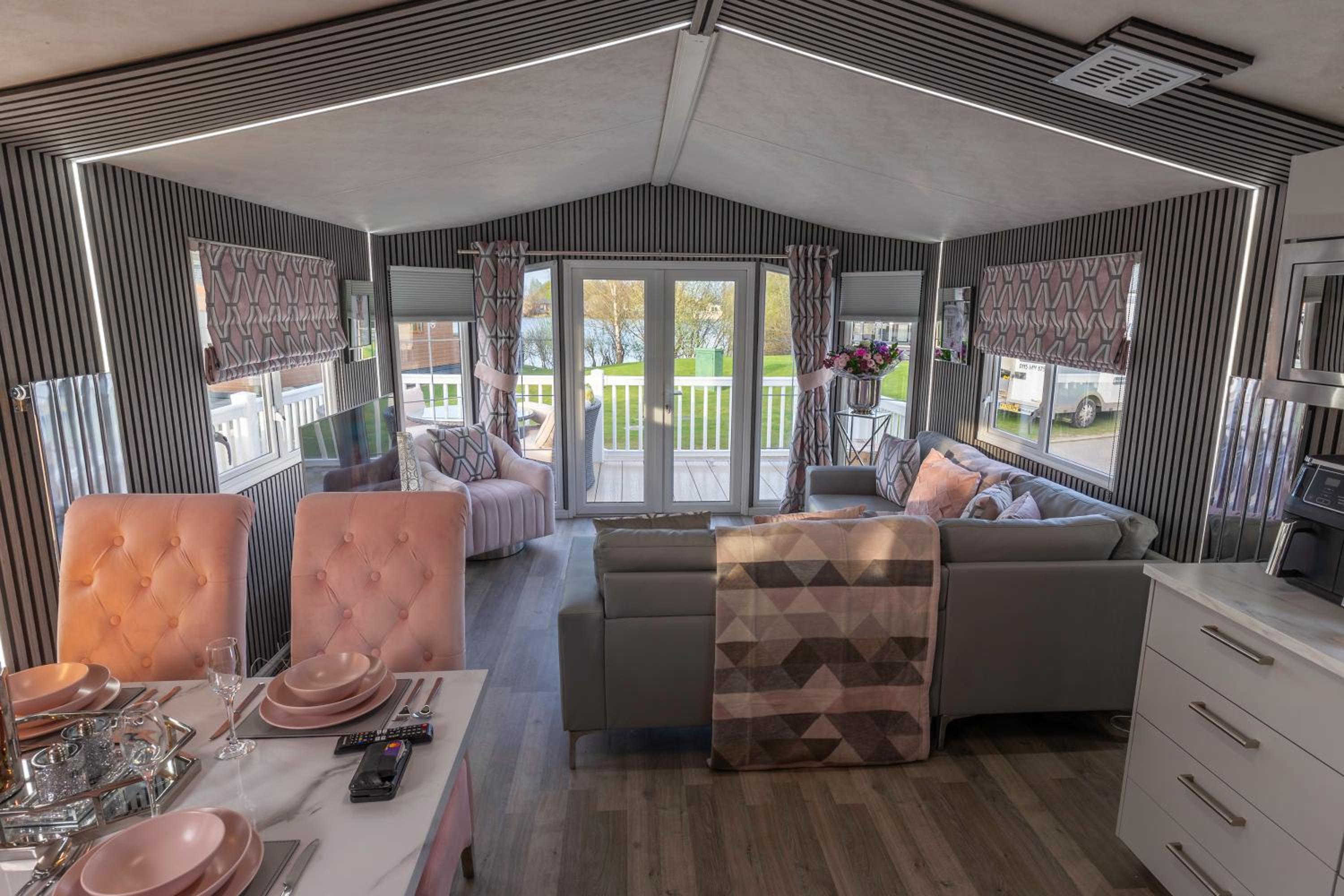 Tattershall VIP Retreat - Hot tub, stunning lakeside views, newly refurbished to an amazing 5 star standard view 2
