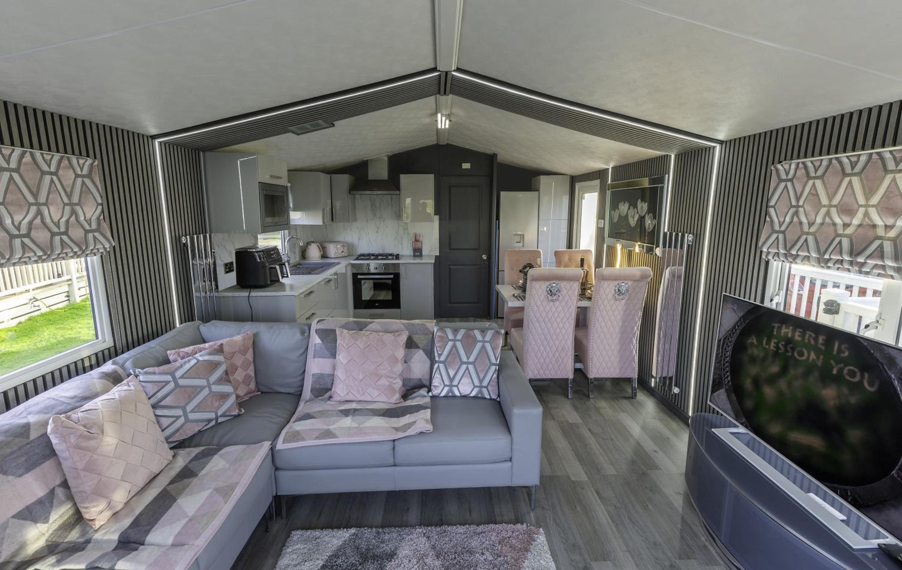 Tattershall VIP Retreat - Hot tub, stunning lakeside views, newly refurbished to an amazing 5 star standard view 5