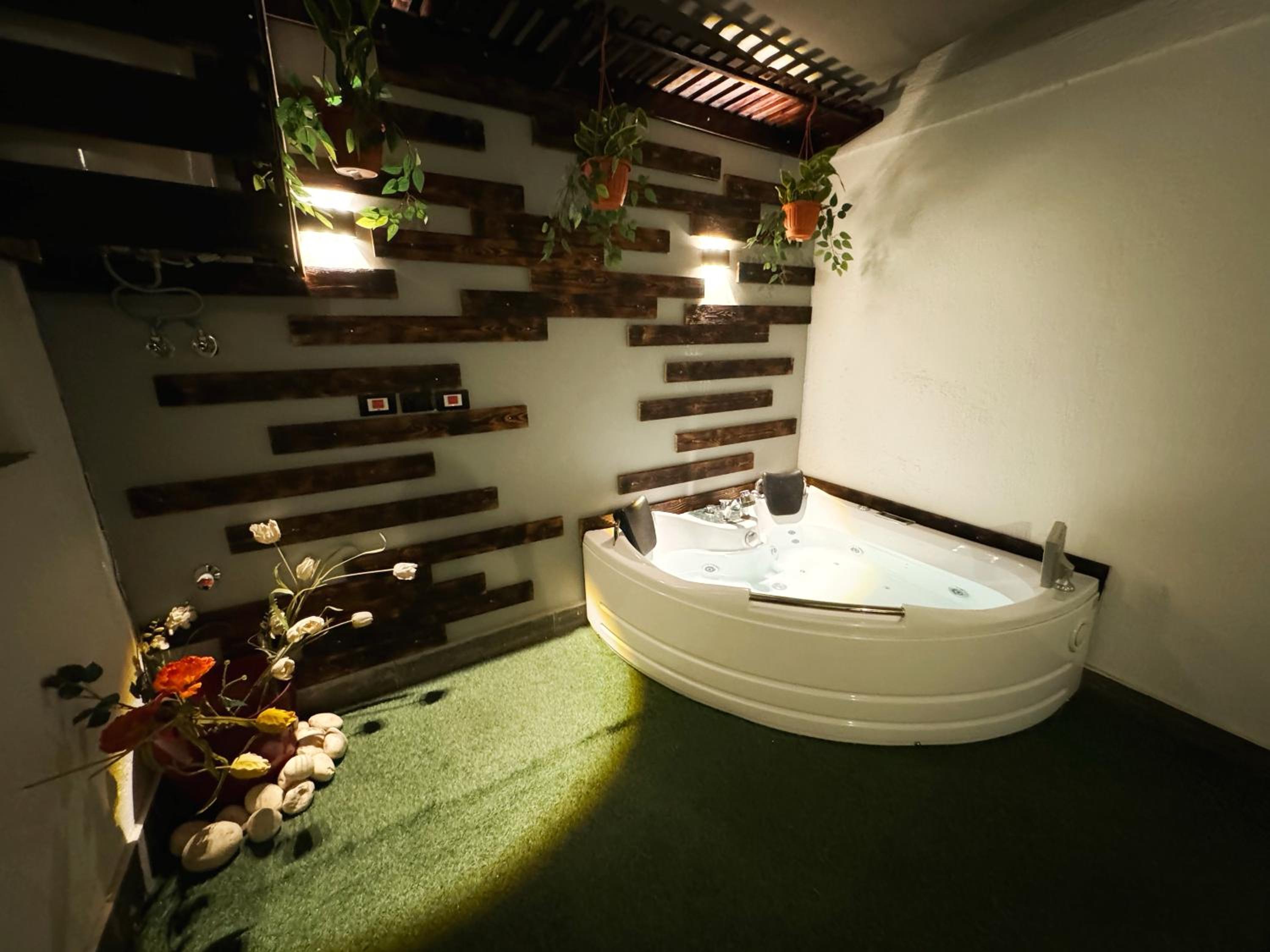 Private Jacuzzi suite apartment with garden