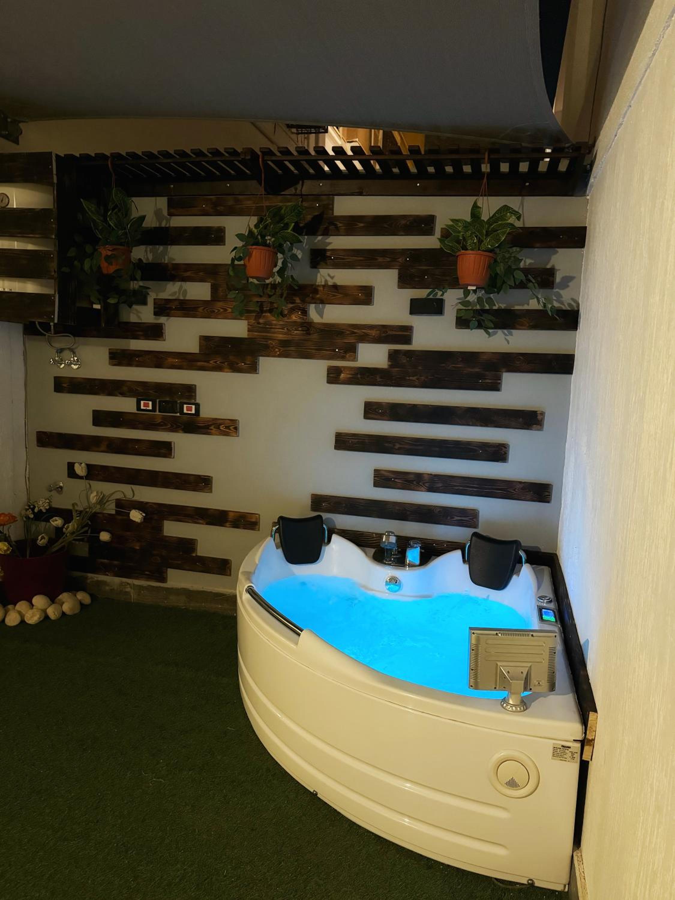 Private Jacuzzi suite apartment with garden