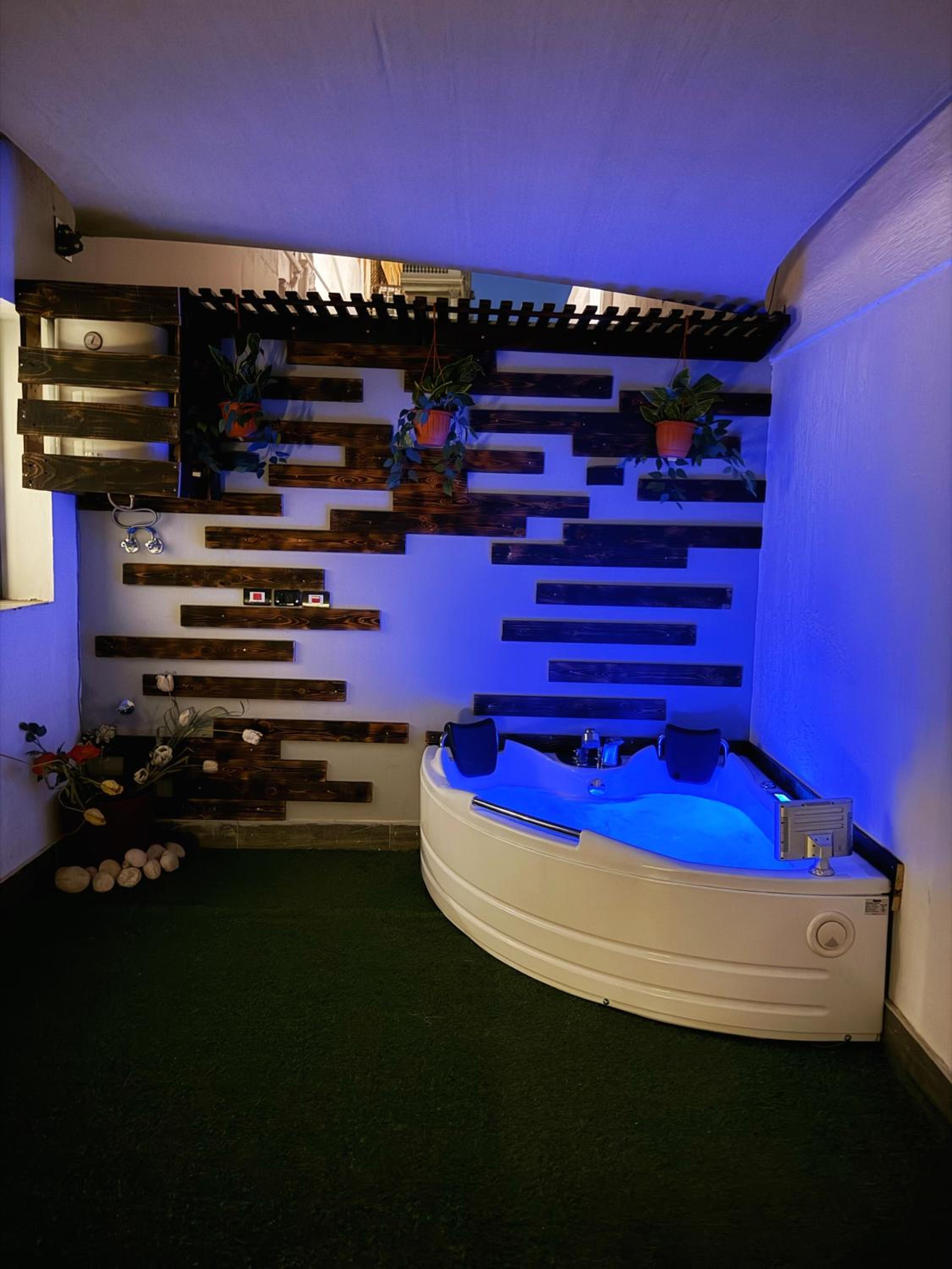 Private Jacuzzi suite apartment with garden