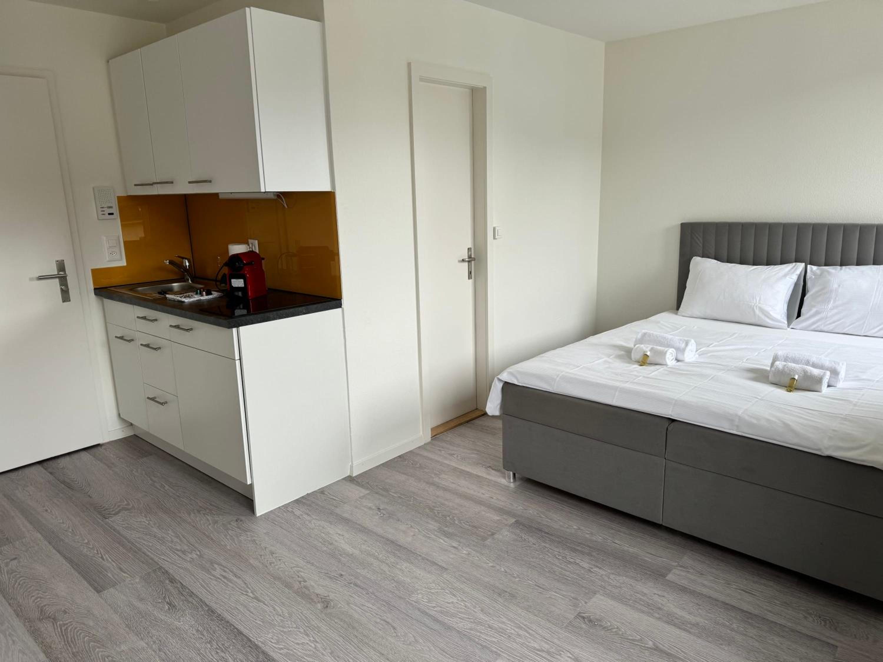 Urban Oasis with Queen Bed and View BE-54
