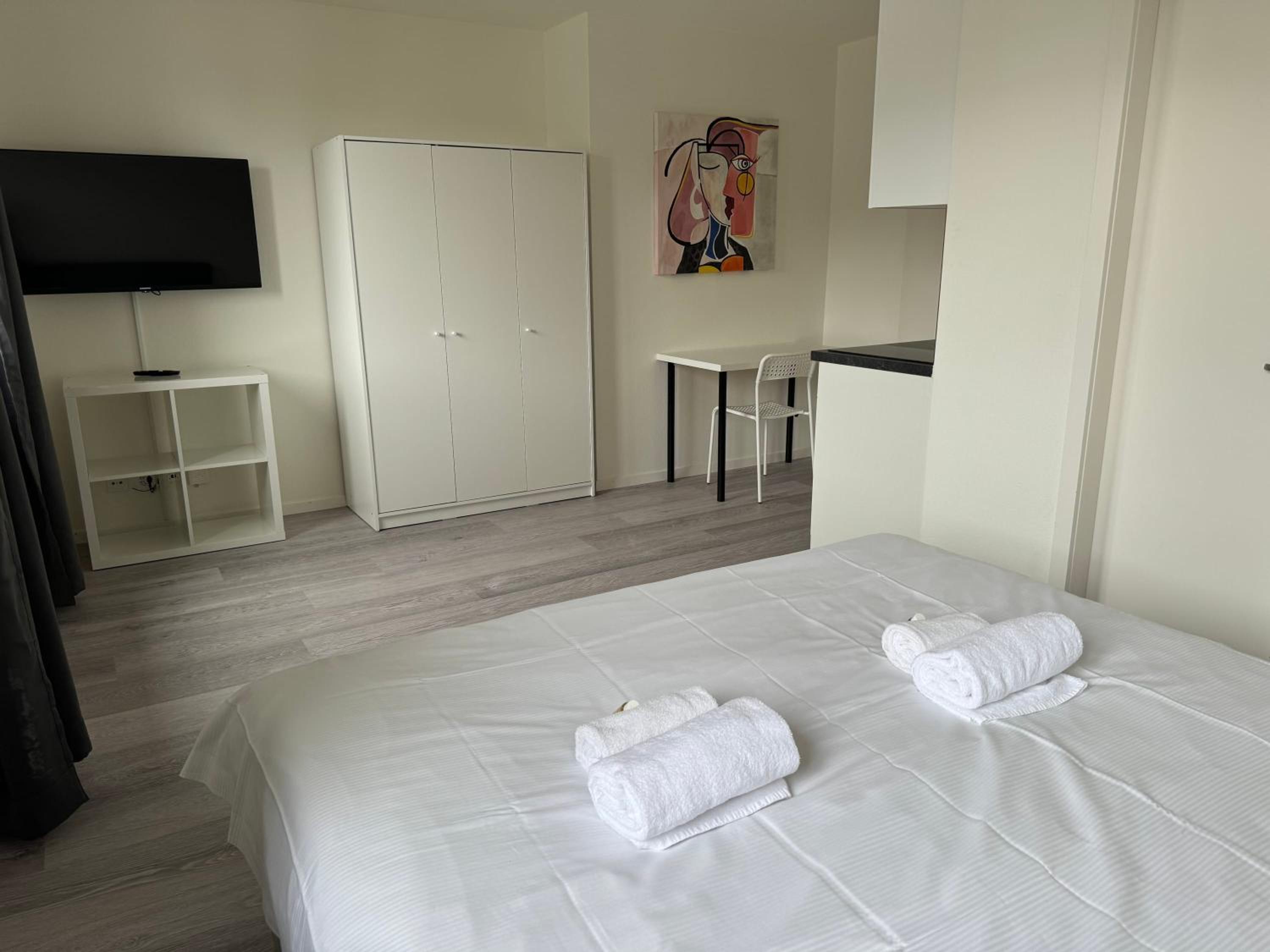 Urban Oasis with Queen Bed and View BE-54