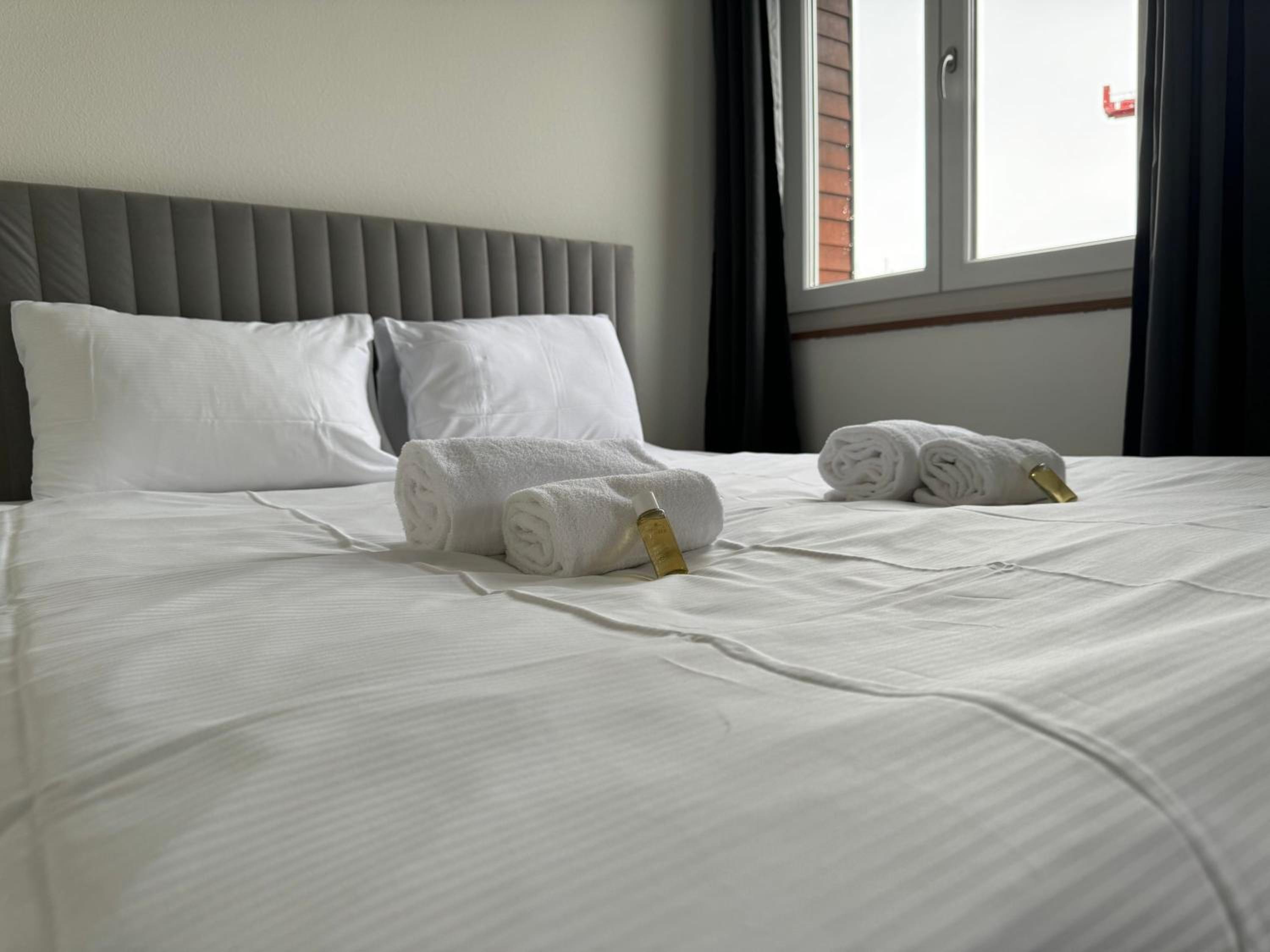 Urban Oasis with Queen Bed and View BE-54