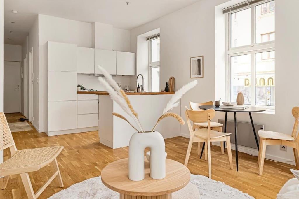 Centrally located - Beautiful & bright apartment