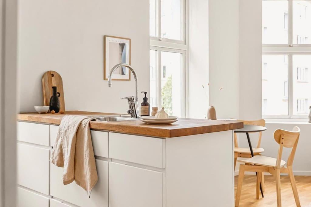 Centrally located - Beautiful & bright apartment