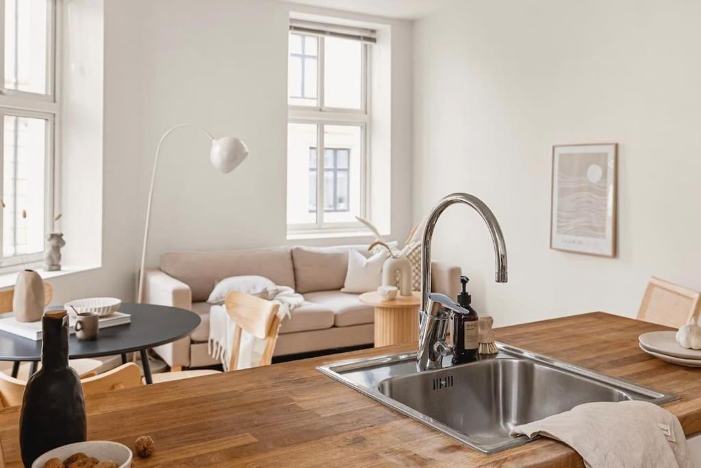 Centrally located - Beautiful & bright apartment