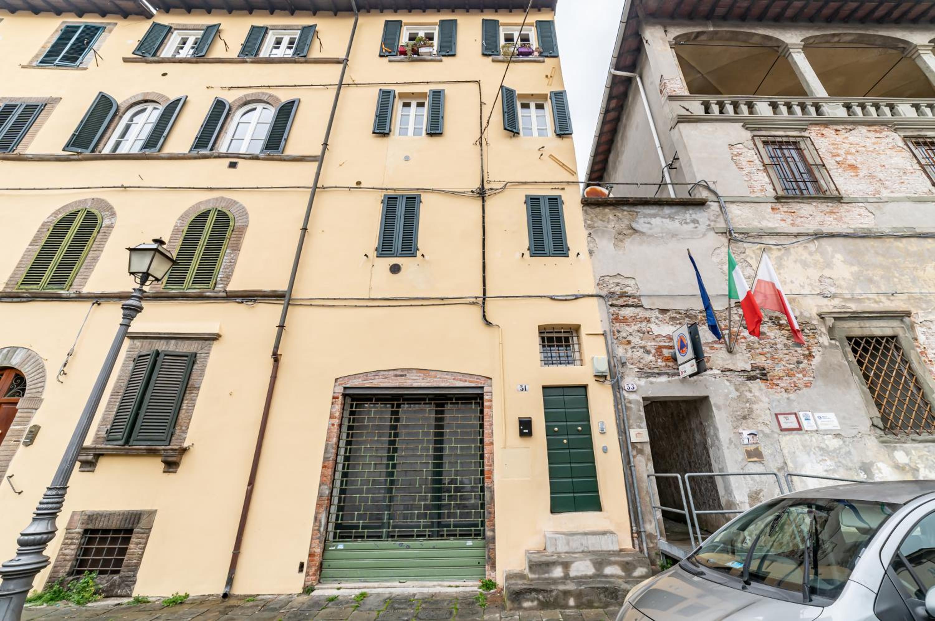 GuestHost - Modern Apartment in the heart of Lucca! view 3