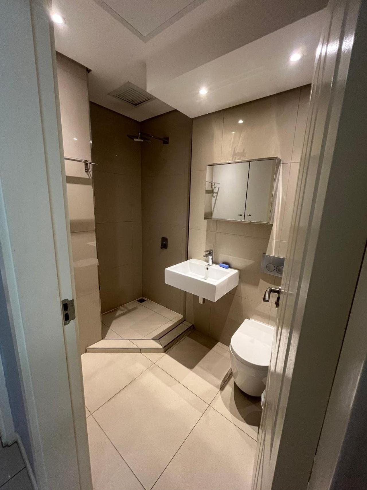 Room 50Two, Itower Apartment, CBD, Gaborone