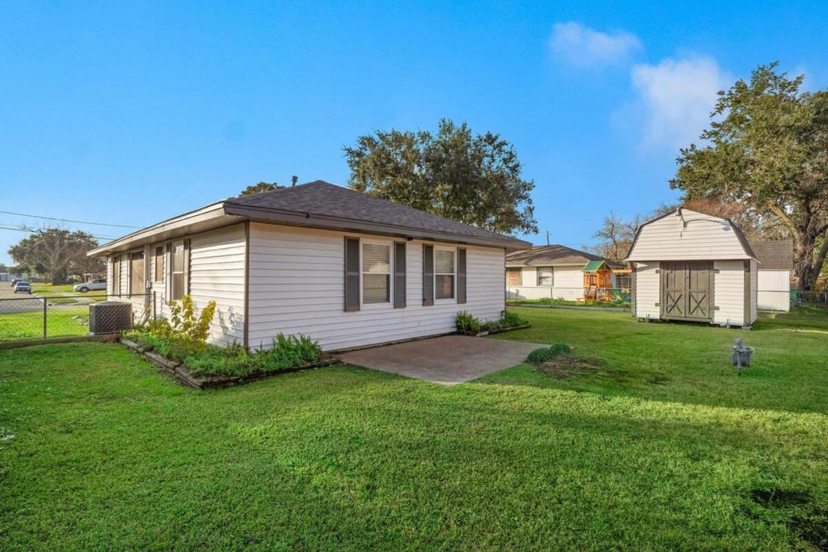 Entire 3 bedroom 1 and half bath home in Deer Park high speed wifi view 2