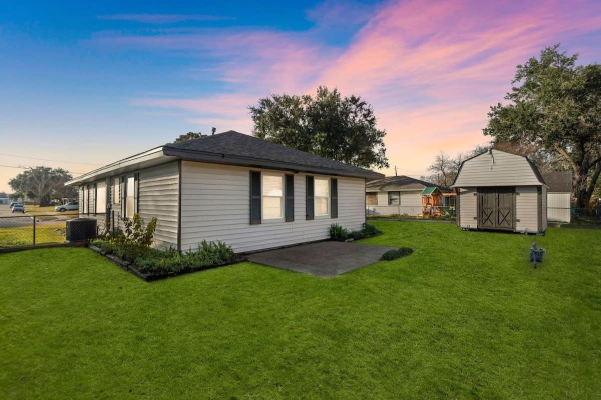 Entire 3 bedroom 1 and half bath home in Deer Park high speed wifi view 3