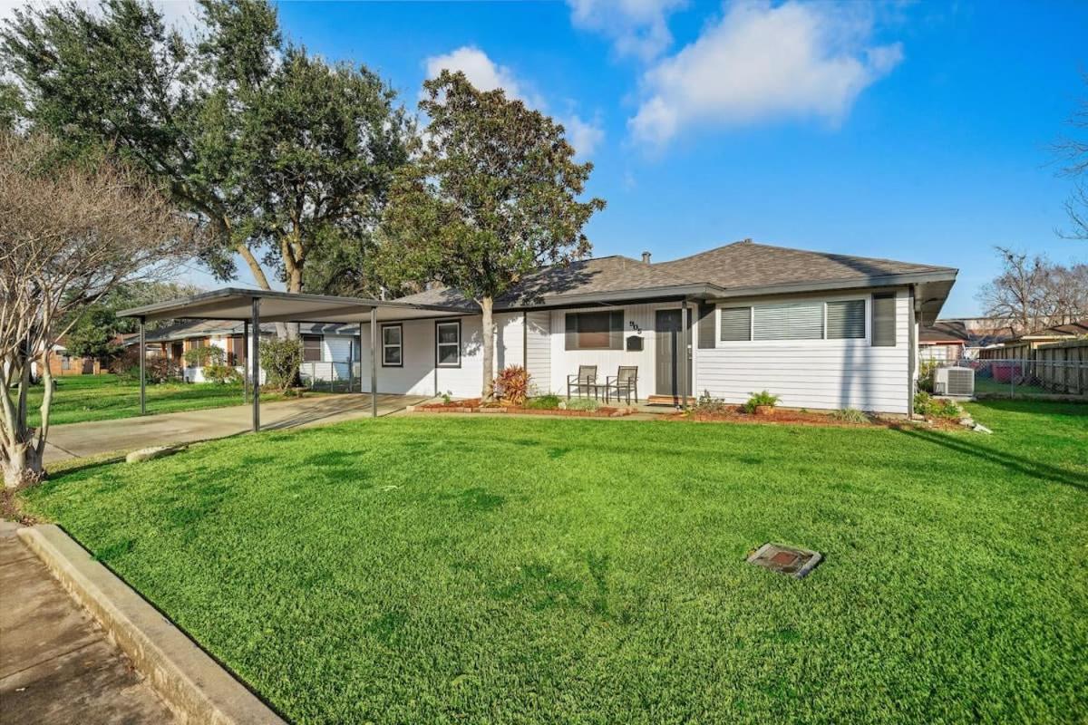 Entire 3 bedroom 1 and half bath home in Deer Park high speed wifi view 4